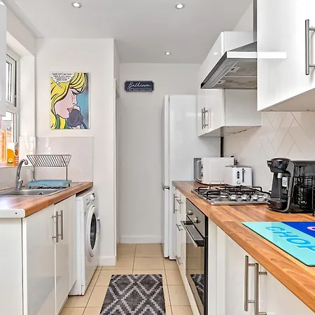 Exclusive Town Centre Home, Free Parking, Walk To Train Station, Near Airport, Luxury Stay, Garden, Pop Art Decor Luton  Exterior photo
