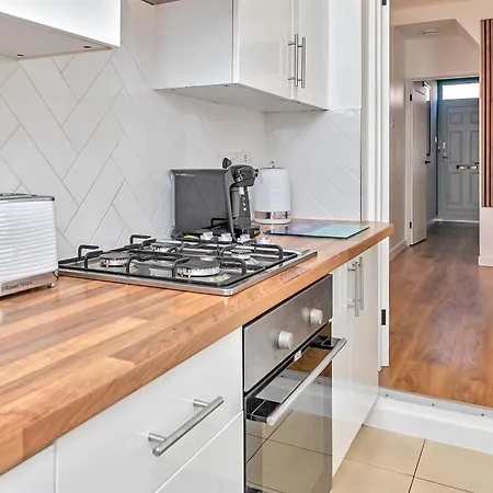 Exclusive Town Centre Home, Free Parking, Walk To Train Station, Near Airport, Luxury Stay, Garden, Pop Art Decor Luton  Exterior photo