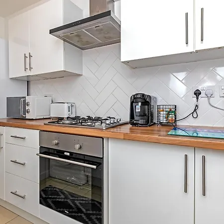 Exclusive Town Centre Home, Free Parking, Walk To Train Station, Near Airport, Luxury Stay, Garden, Pop Art Decor Luton  Exterior photo