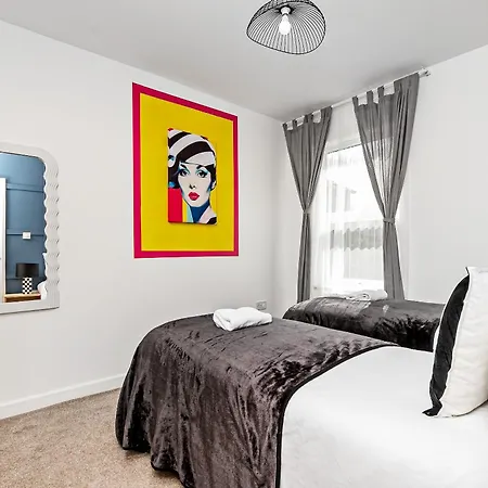 Exclusive Town Centre Home, Free Parking, Walk To Train Station, Near Airport, Luxury Stay, Garden, Pop Art Decor Luton  Exterior photo