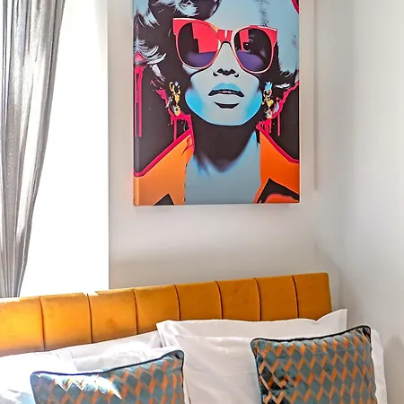Exclusive Town Centre Home, Free Parking, Walk To Train Station, Near Airport, Luxury Stay, Garden, Pop Art Decor Luton  Exterior photo