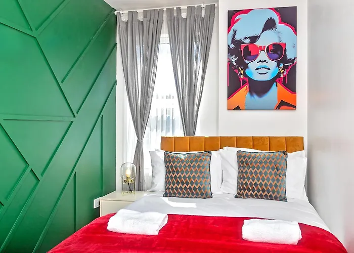 Exclusive Town Centre Home, Free Parking, Walk To Train Station, Near Airport, Luxury Stay, Garden, Pop Art Decor