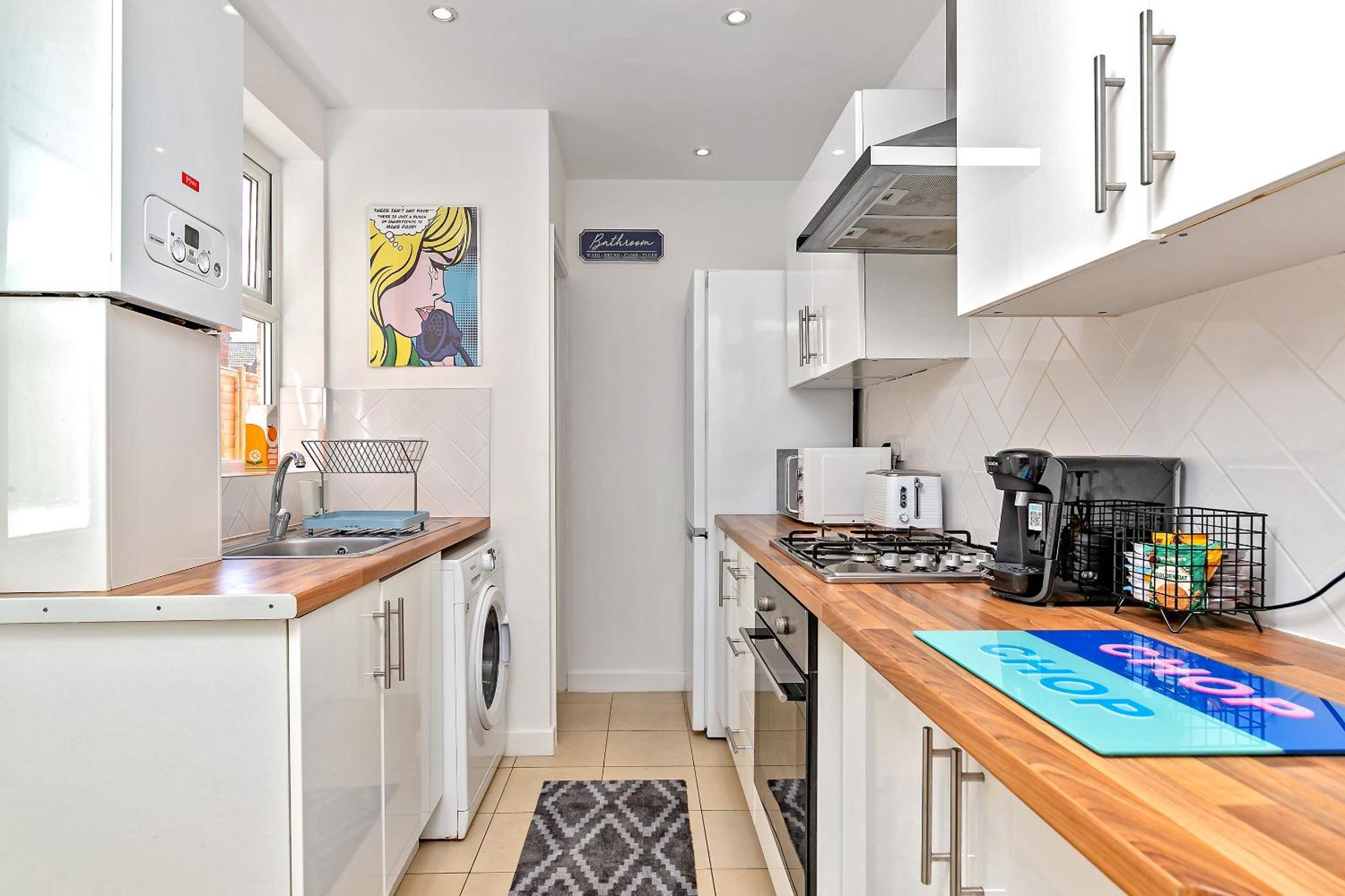 Exclusive Town Centre Home, Free Parking, Walk To Train Station, Near Airport, Luxury Stay, Garden, Pop Art Decor