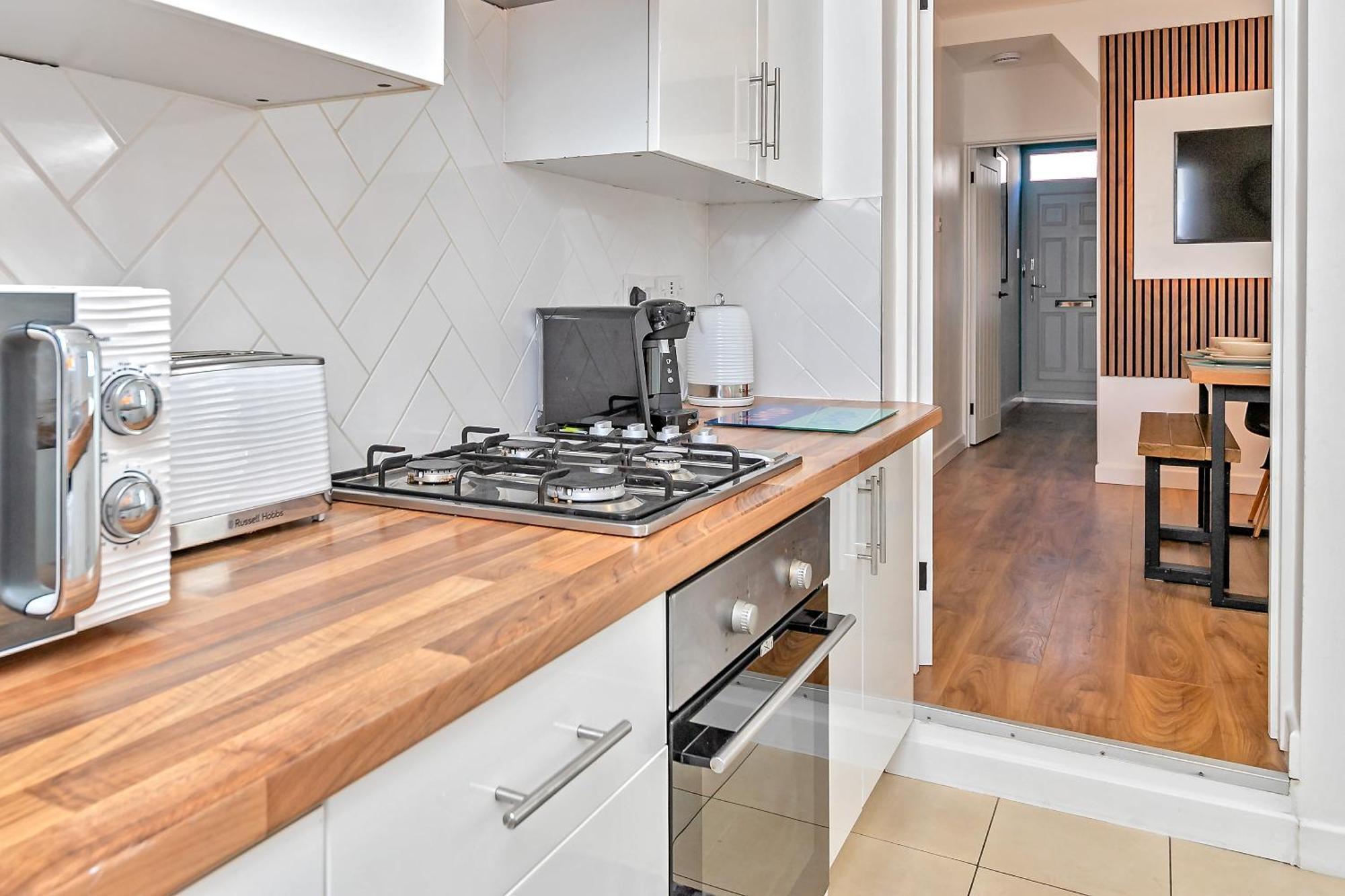 Exclusive Town Centre Home, Free Parking, Walk To Train Station, Near Airport, Luxury Stay, Garden, Pop Art Decor * Luton (Bedfordshire)