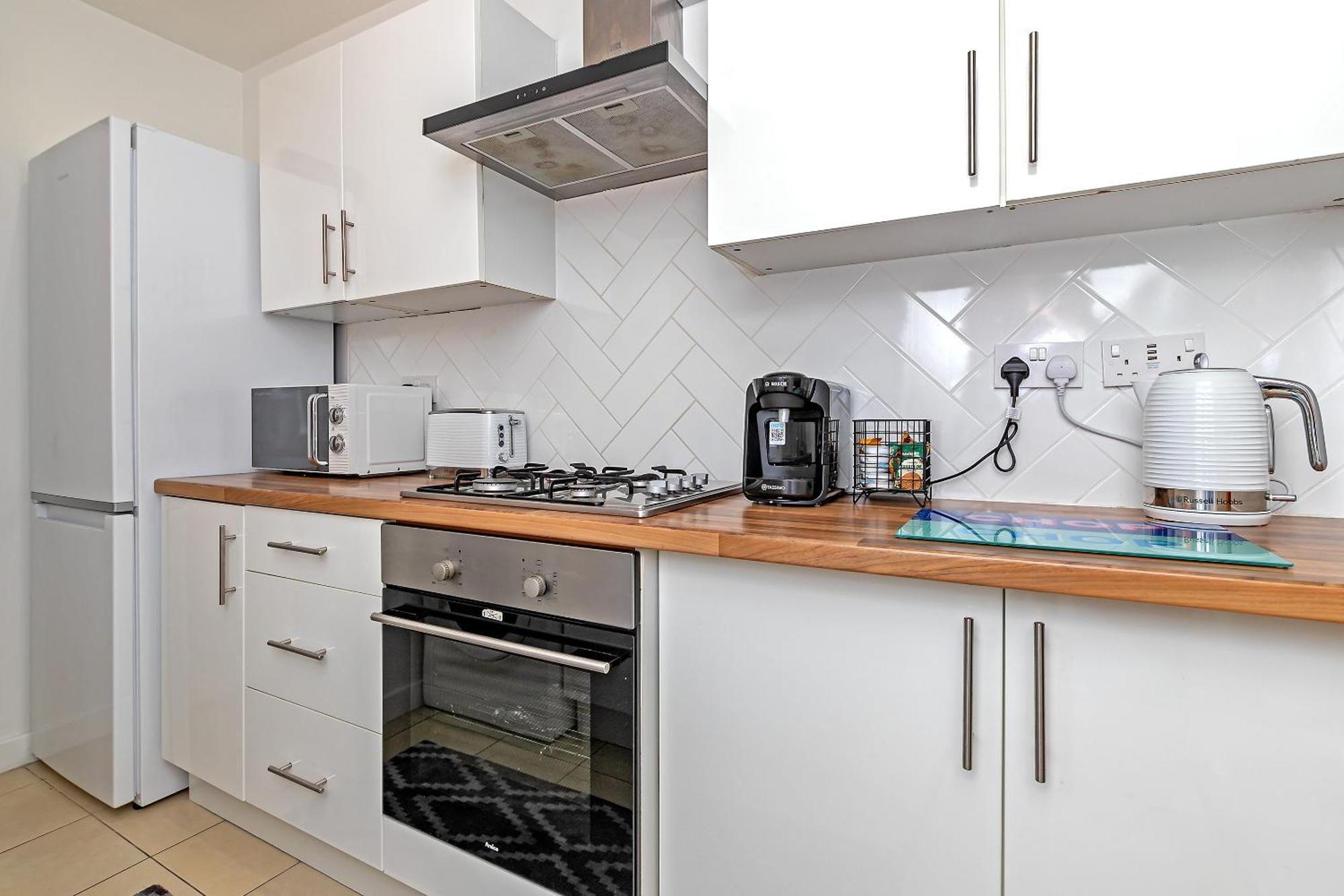 Exclusive Town Centre Home, Free Parking, Walk To Train Station, Near Airport, Luxury Stay, Garden, Pop Art Decor Holiday home