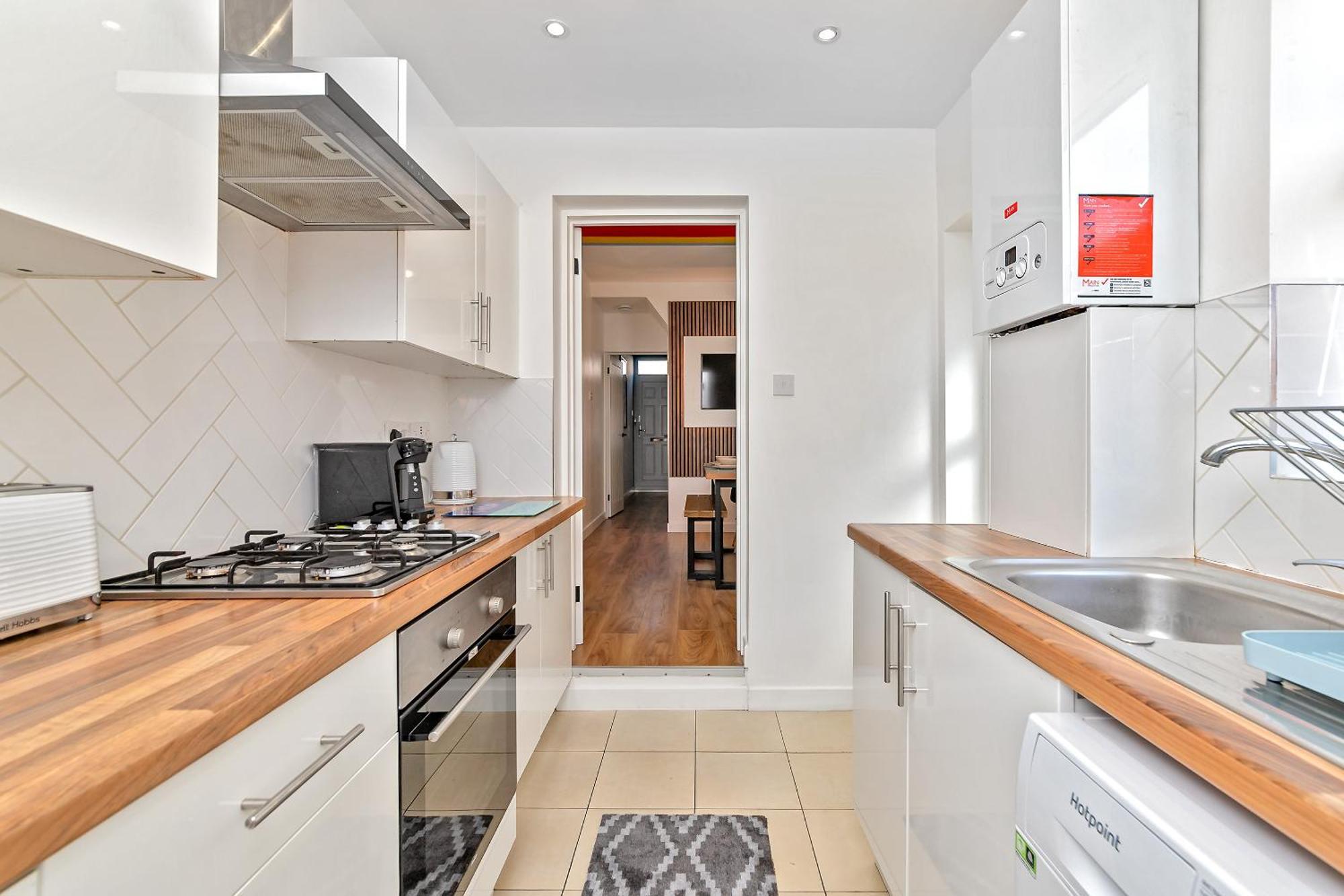 Exclusive Town Centre Home, Free Parking, Walk To Train Station, Near Airport, Luxury Stay, Garden, Pop Art Decor * Luton (Bedfordshire)