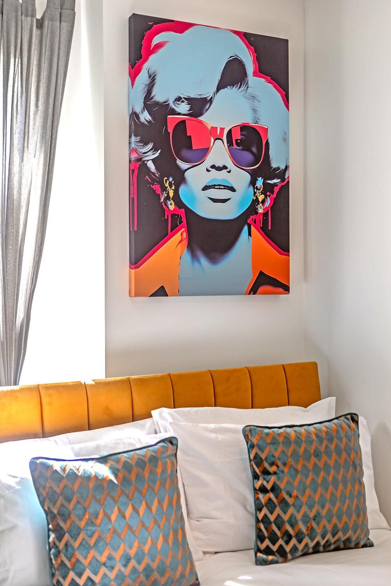 Exclusive Town Centre Home, Free Parking, Walk To Train Station, Near Airport, Luxury Stay, Garden, Pop Art Decor * Luton (Bedfordshire)
