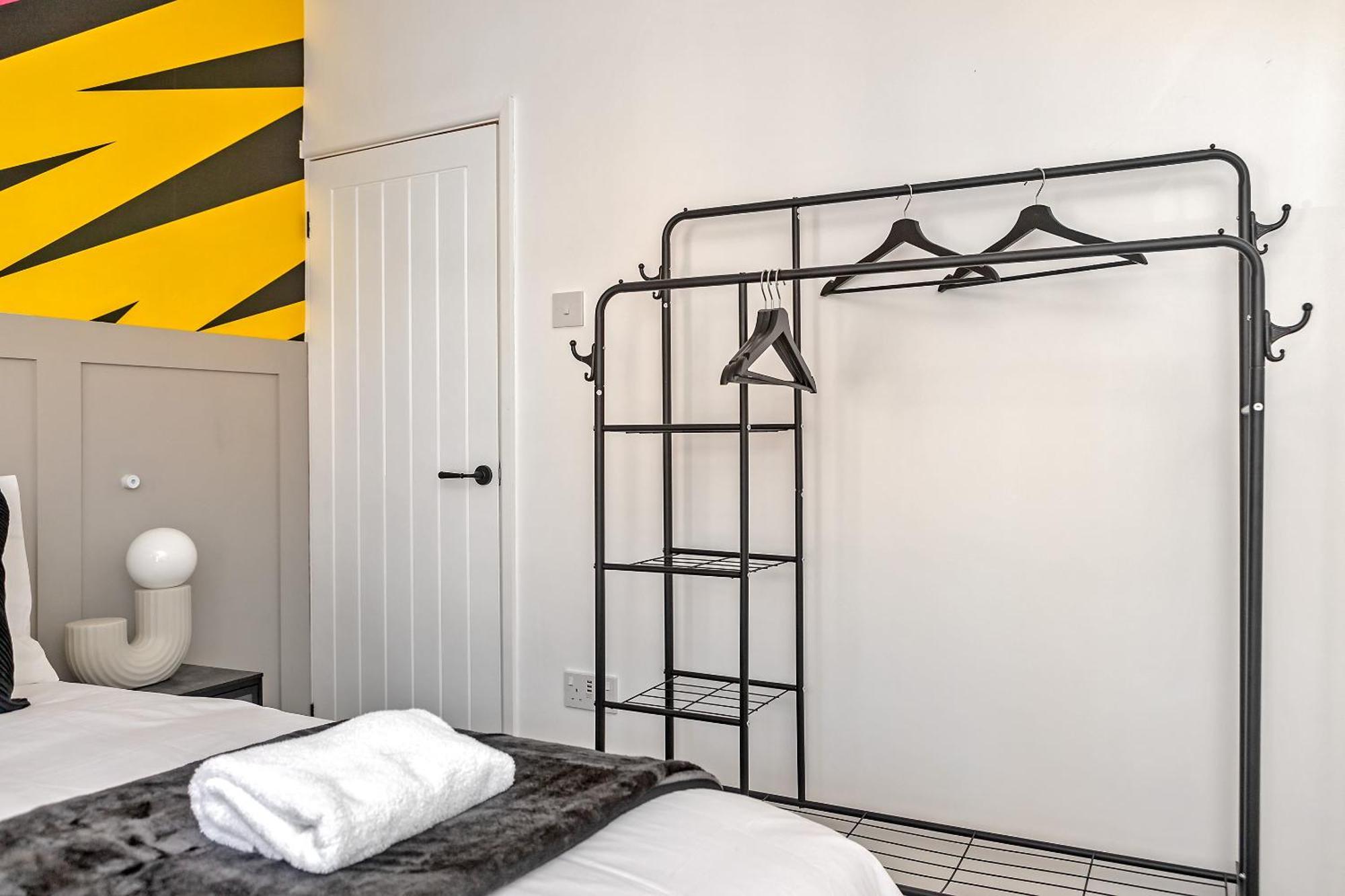 Exclusive Town Centre Home, Free Parking, Walk To Train Station, Near Airport, Luxury Stay, Garden, Pop Art Decor