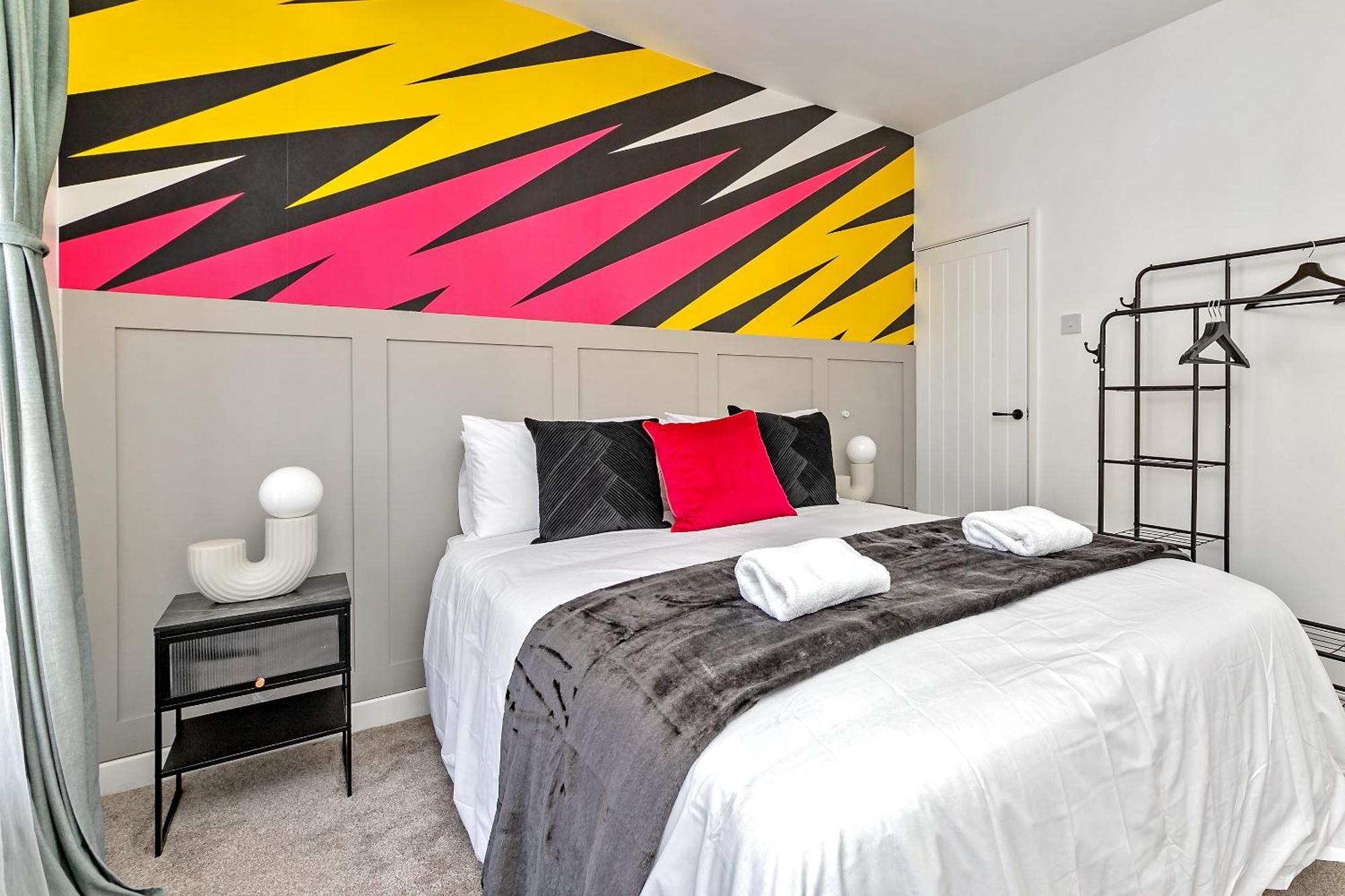 Exclusive Town Centre Home, Free Parking, Walk To Train Station, Near Airport, Luxury Stay, Garden, Pop Art Decor Luton (Bedfordshire)