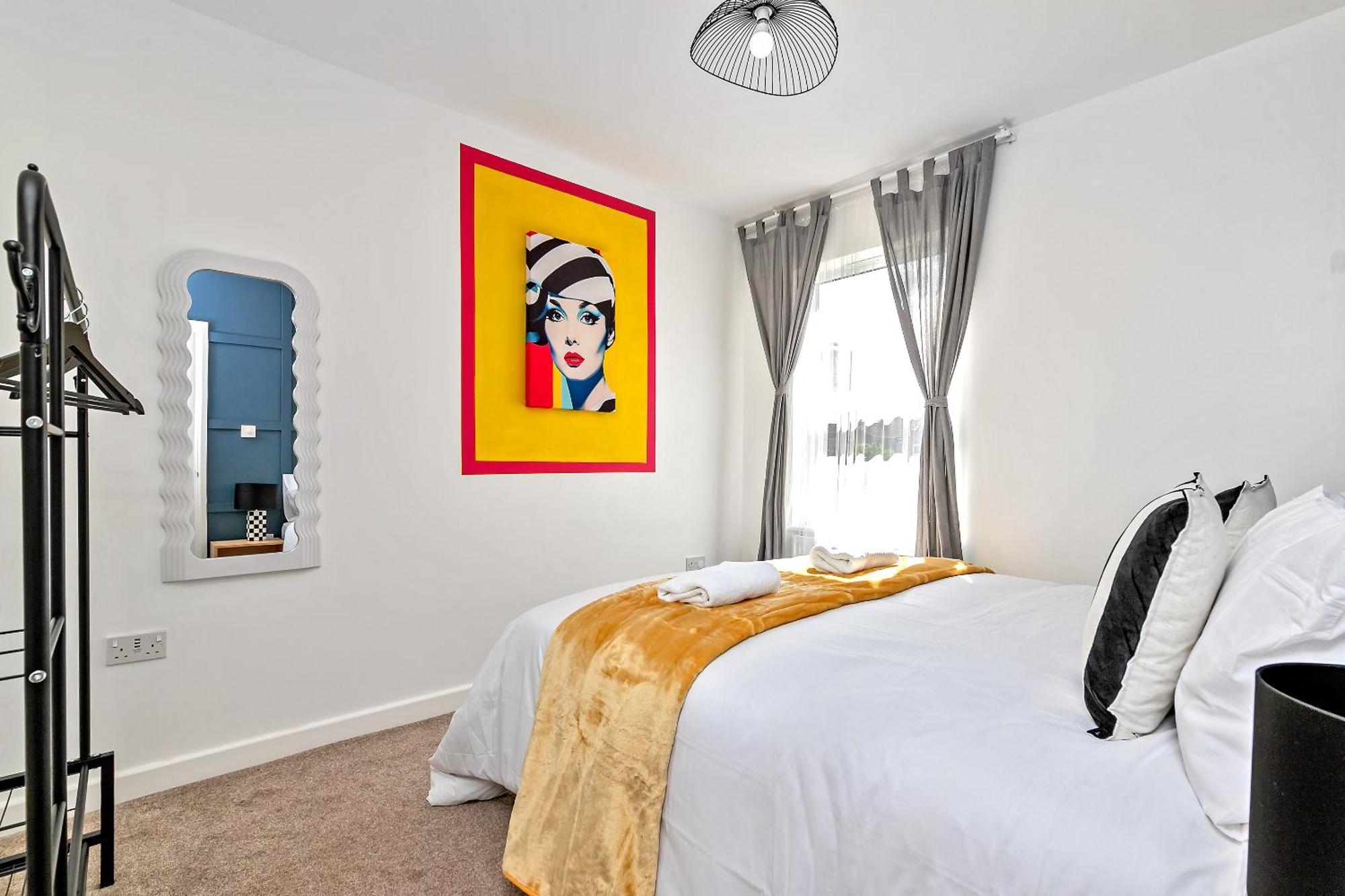 Holiday home Exclusive Town Centre Home, Free Parking, Walk To Train Station, Near Airport, Luxury Stay, Garden, Pop Art Decor