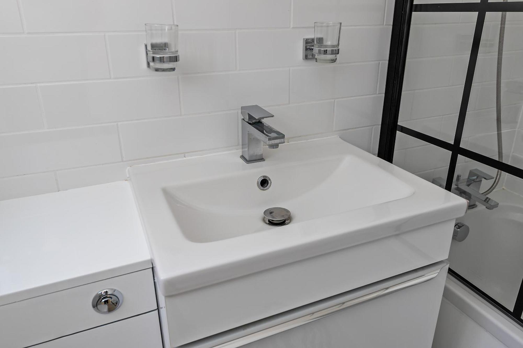 Exclusive Town Centre Home, Free Parking, Walk To Train Station, Near Airport, Luxury Stay, Garden, Pop Art Decor Holiday home *