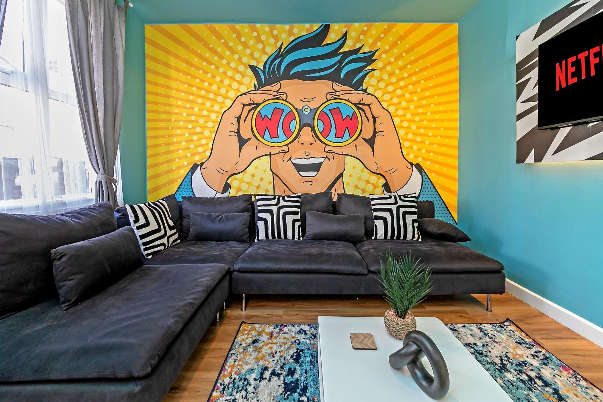 Exclusive Town Centre Home, Free Parking, Walk To Train Station, Near Airport, Luxury Stay, Garden, Pop Art Decor Holiday home *