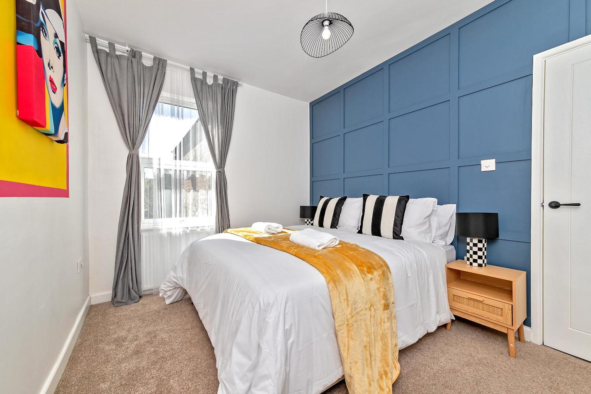 Exclusive Town Centre Home, Free Parking, Walk To Train Station, Near Airport, Luxury Stay, Garden, Pop Art Decor *