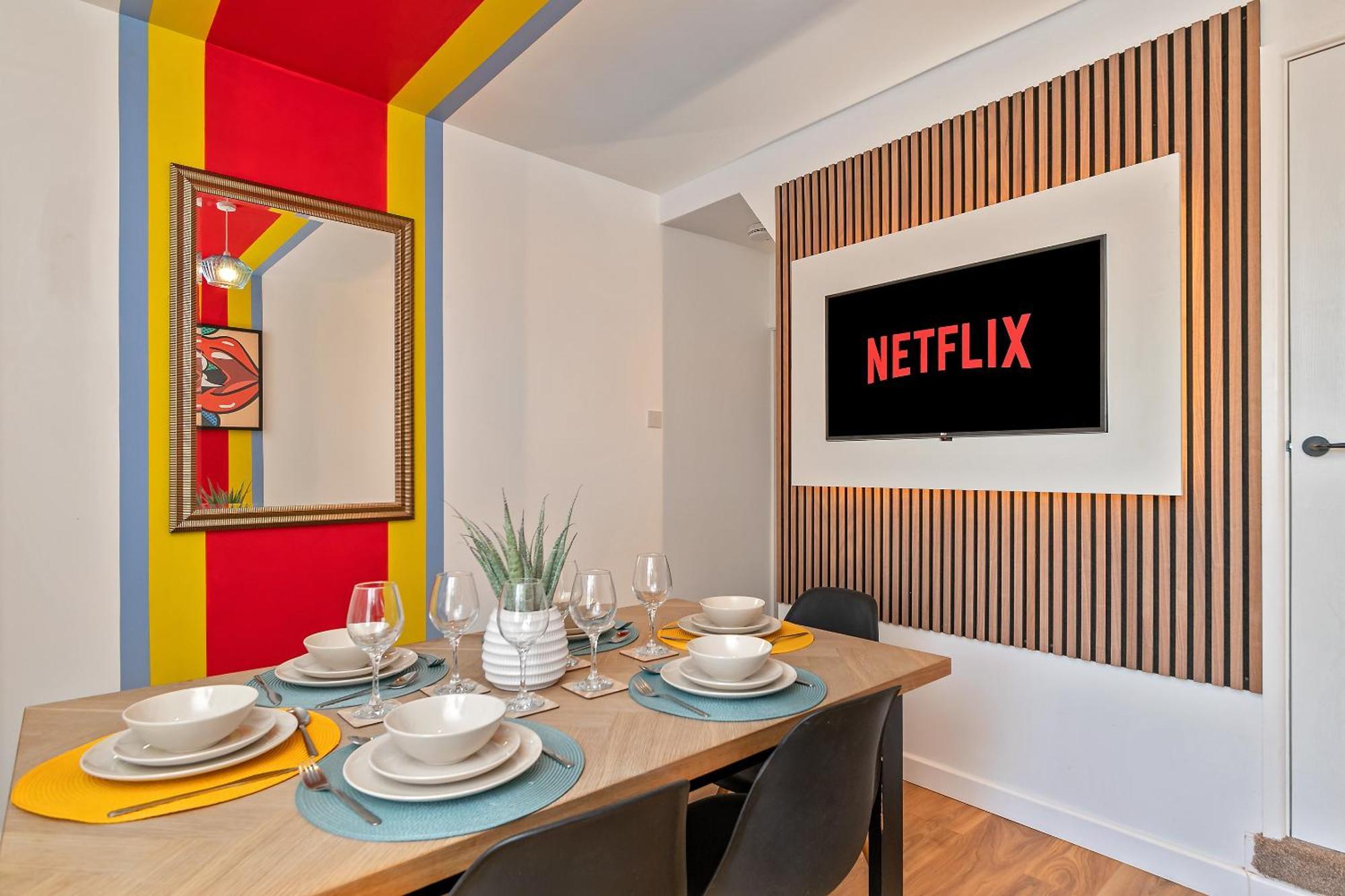Holiday home Exclusive Town Centre Home, Free Parking, Walk To Train Station, Near Airport, Luxury Stay, Garden, Pop Art Decor