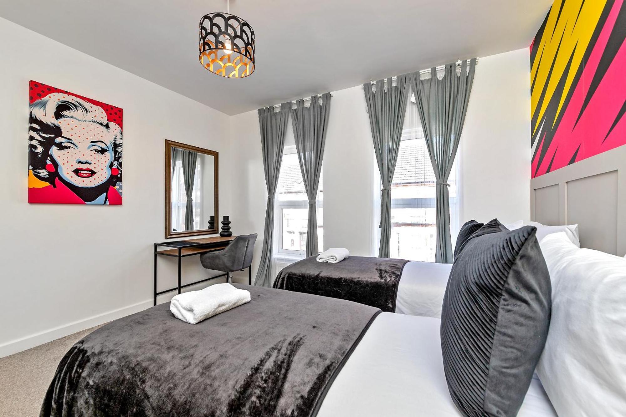 Exclusive Town Centre Home, Free Parking, Walk To Train Station, Near Airport, Luxury Stay, Garden, Pop Art Decor Holiday home *
