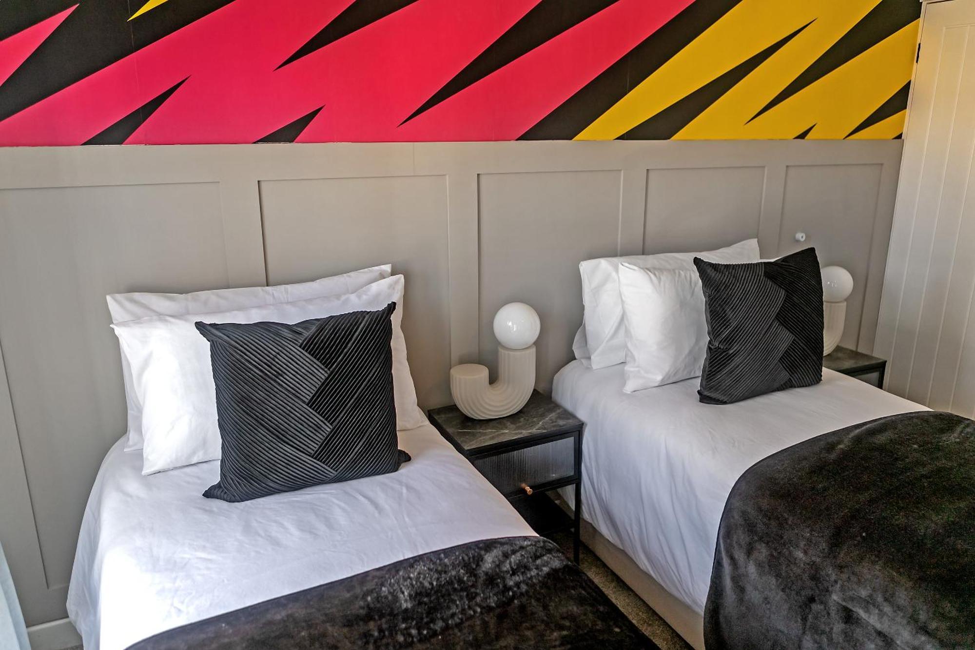 Exclusive Town Centre Home, Free Parking, Walk To Train Station, Near Airport, Luxury Stay, Garden, Pop Art Decor