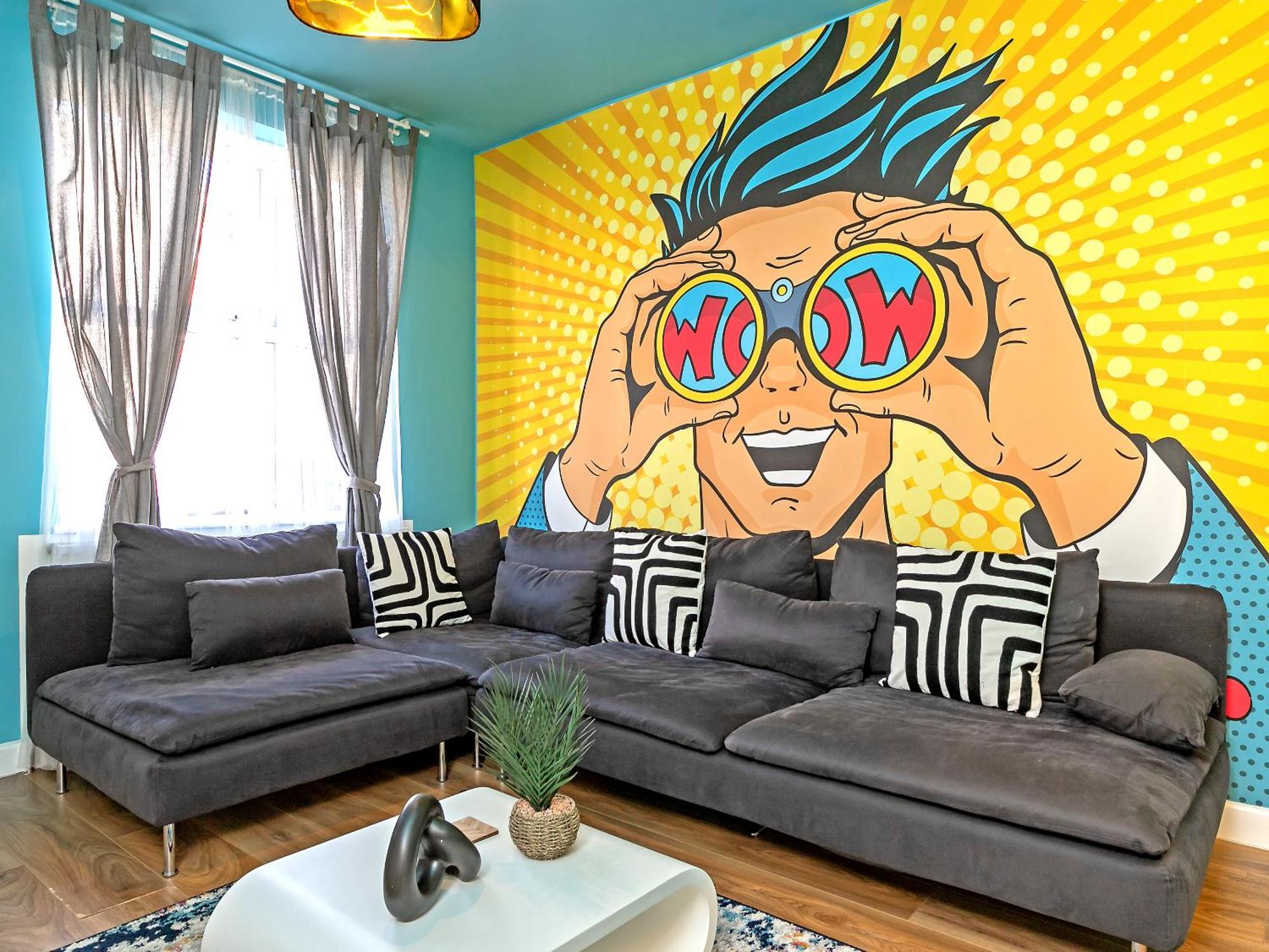 Exclusive Town Centre Home, Free Parking, Walk To Train Station, Near Airport, Luxury Stay, Garden, Pop Art Decor *