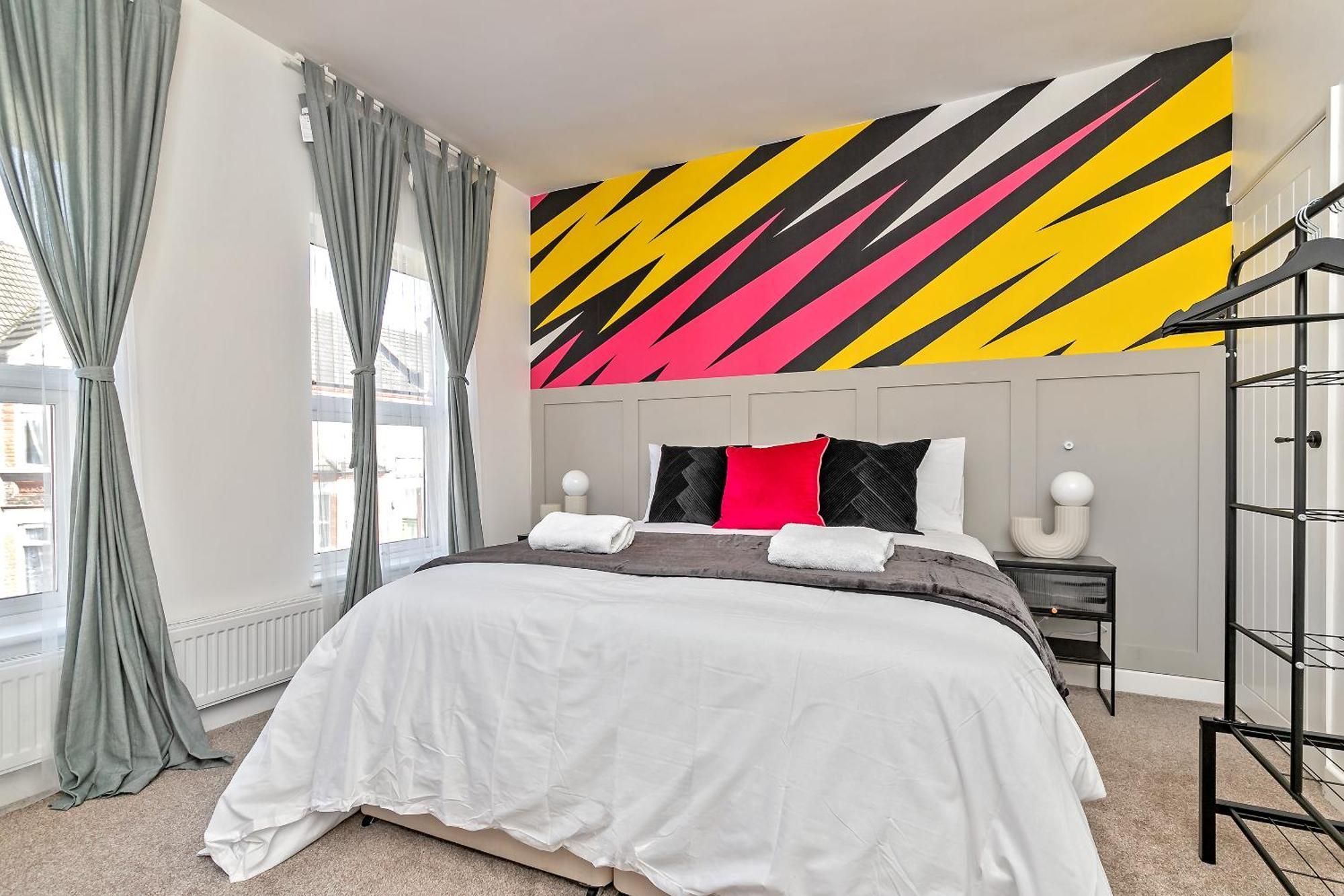 Holiday home Exclusive Town Centre Home, Free Parking, Walk To Train Station, Near Airport, Luxury Stay, Garden, Pop Art Decor