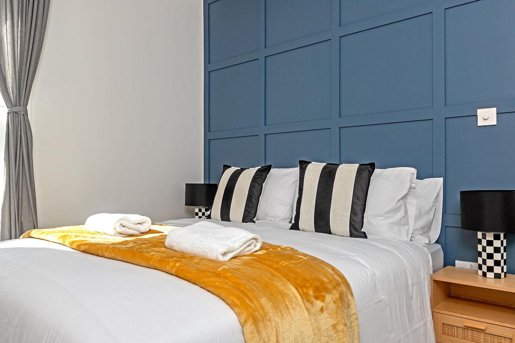 Exclusive Town Centre Home, Free Parking, Walk To Train Station, Near Airport, Luxury Stay, Garden, Pop Art Decor Holiday home *