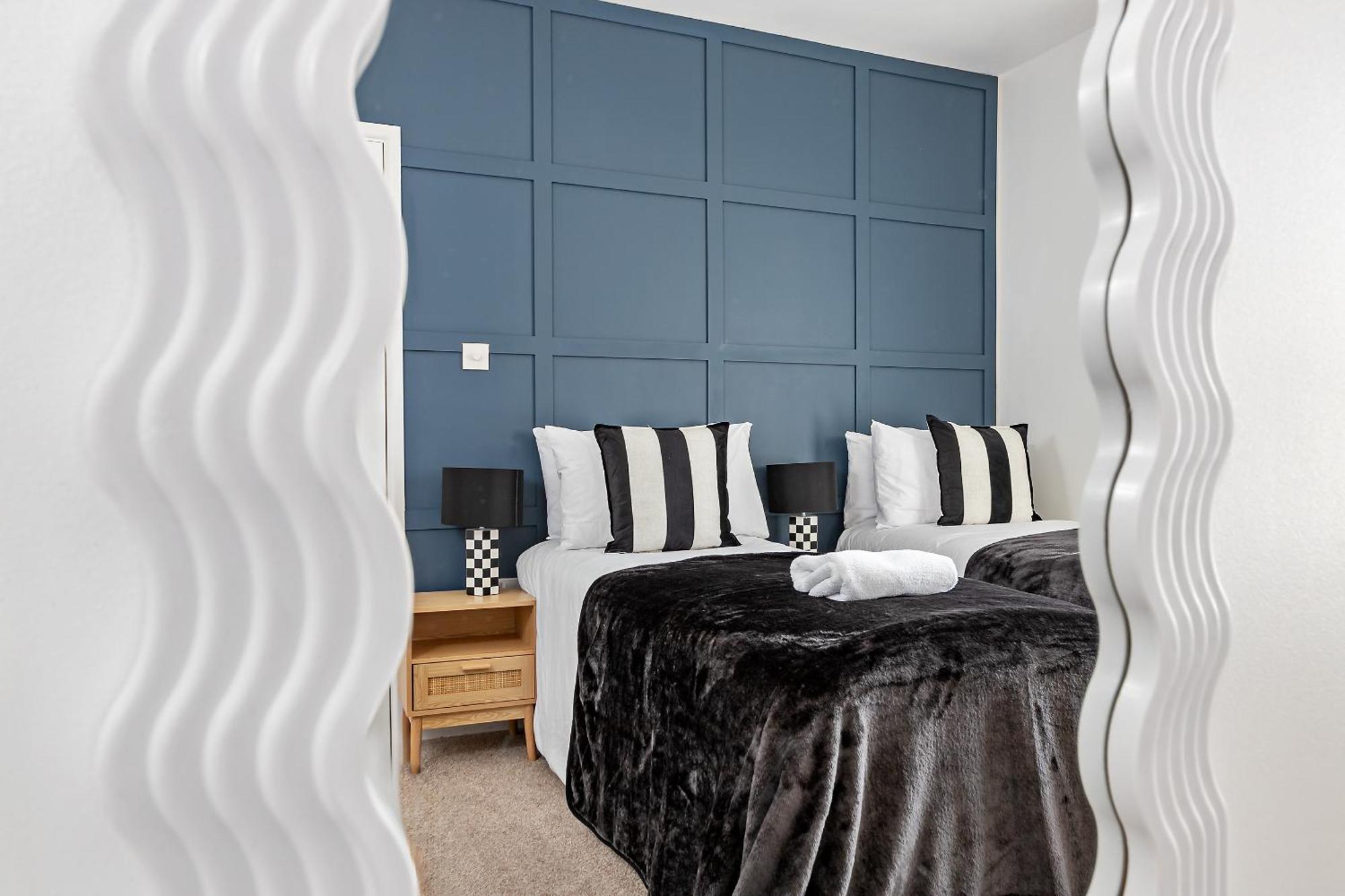 Exclusive Town Centre Home, Free Parking, Walk To Train Station, Near Airport, Luxury Stay, Garden, Pop Art Decor * Luton (Bedfordshire)