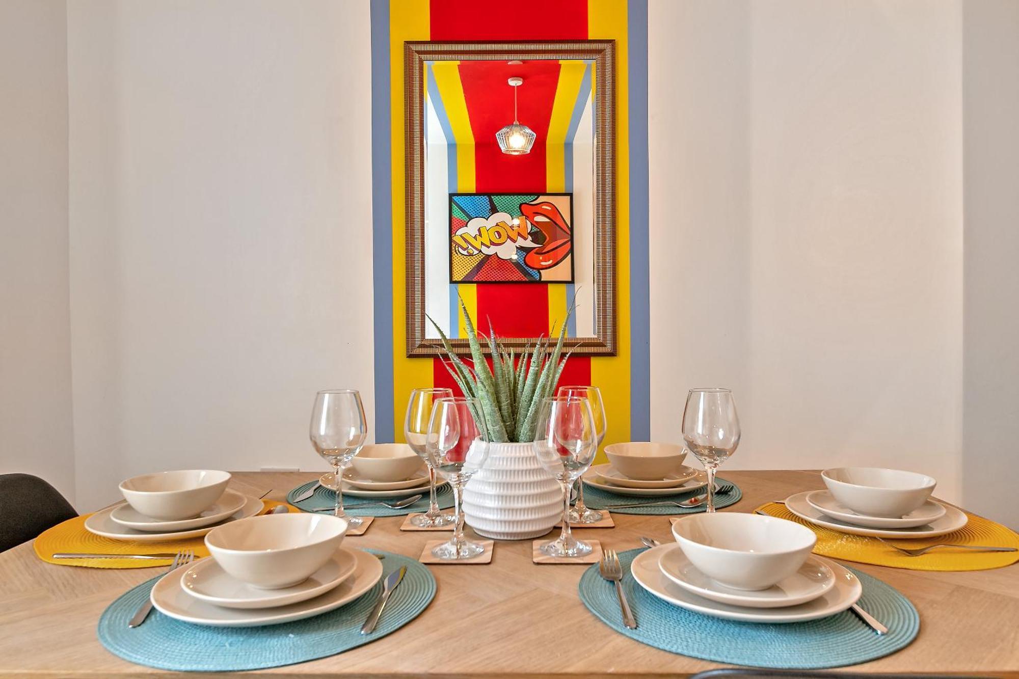 Exclusive Town Centre Home, Free Parking, Walk To Train Station, Near Airport, Luxury Stay, Garden, Pop Art Decor Holiday home