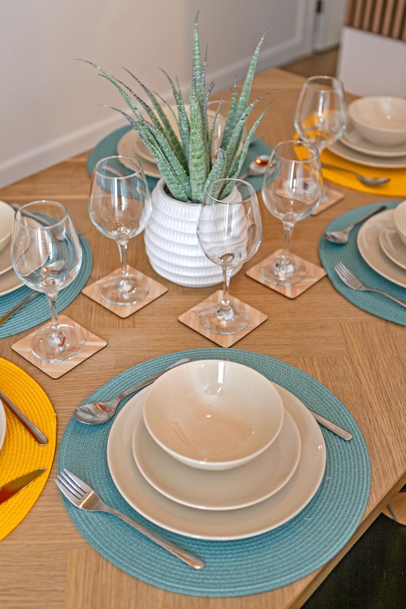 Holiday home Exclusive Town Centre Home, Free Parking, Walk To Train Station, Near Airport, Luxury Stay, Garden, Pop Art Decor