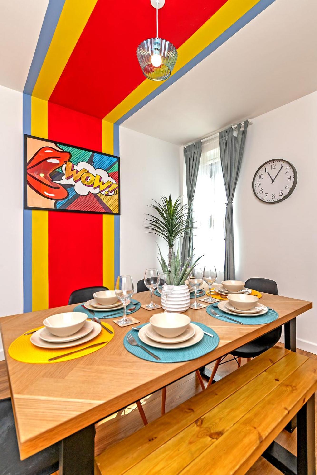 Exclusive Town Centre Home, Free Parking, Walk To Train Station, Near Airport, Luxury Stay, Garden, Pop Art Decor Holiday home *