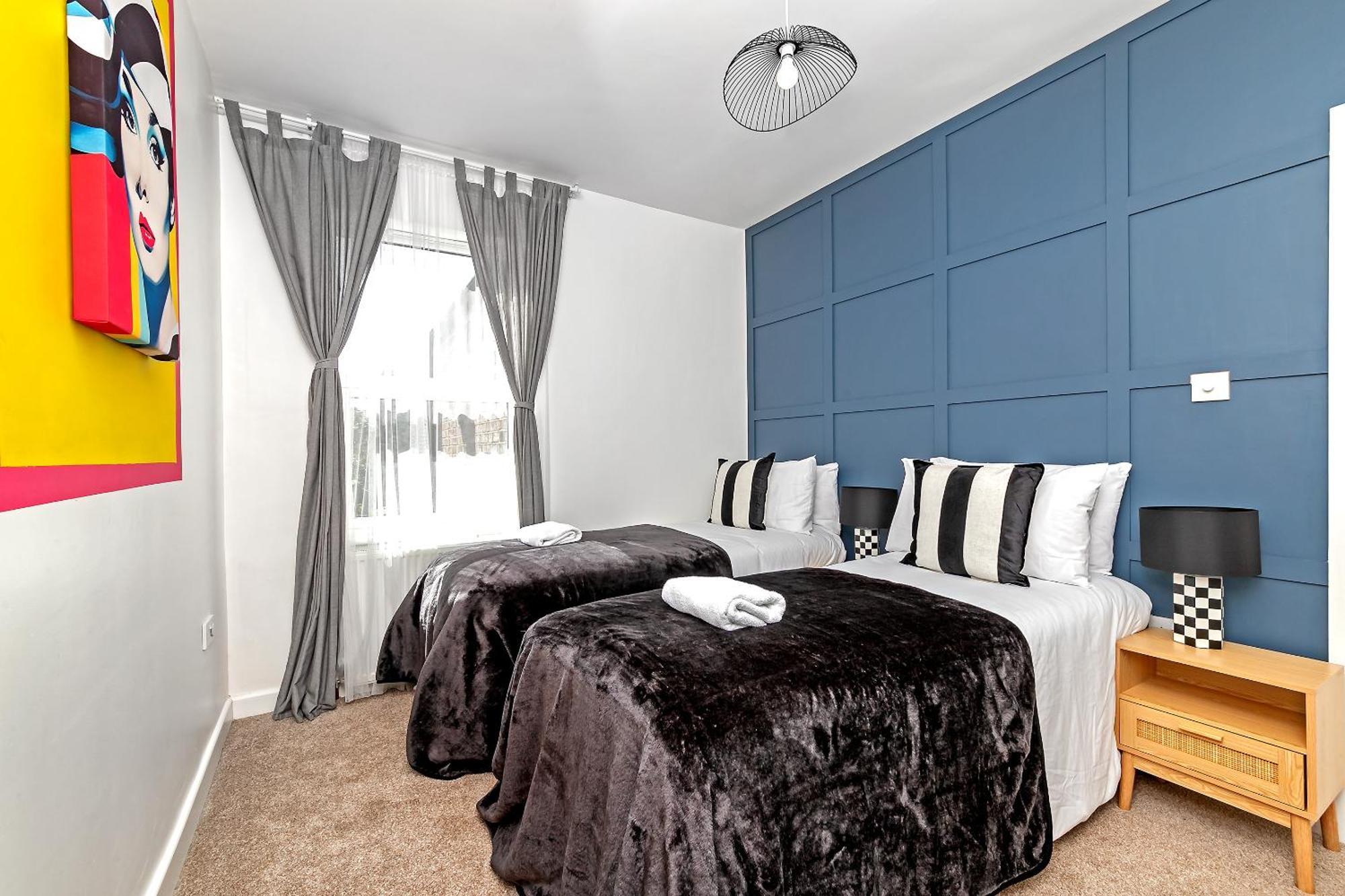 Exclusive Town Centre Home, Free Parking, Walk To Train Station, Near Airport, Luxury Stay, Garden, Pop Art Decor Luton (Bedfordshire)