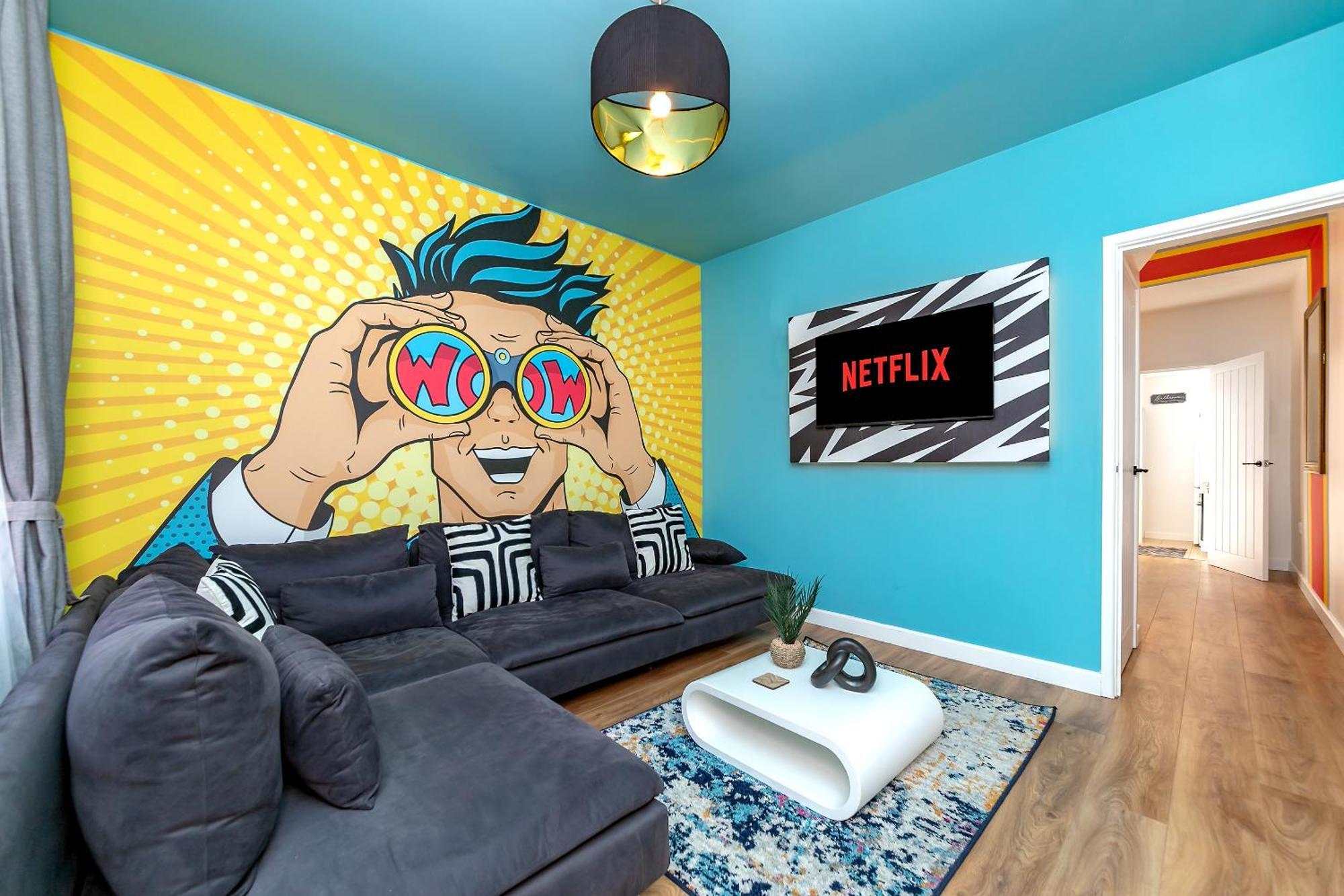 Holiday home Exclusive Town Centre Home, Free Parking, Walk To Train Station, Near Airport, Luxury Stay, Garden, Pop Art Decor