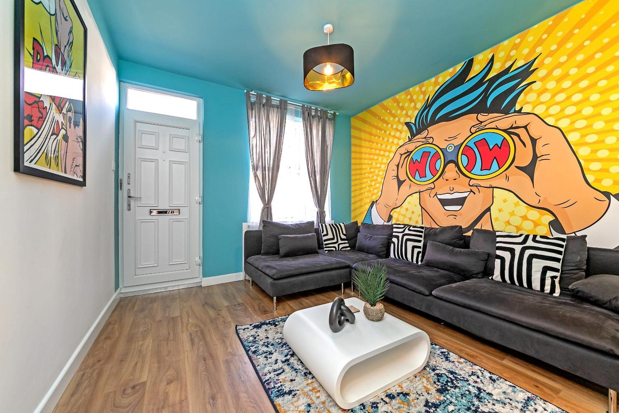 Holiday home Exclusive Town Centre Home, Free Parking, Walk To Train Station, Near Airport, Luxury Stay, Garden, Pop Art Decor