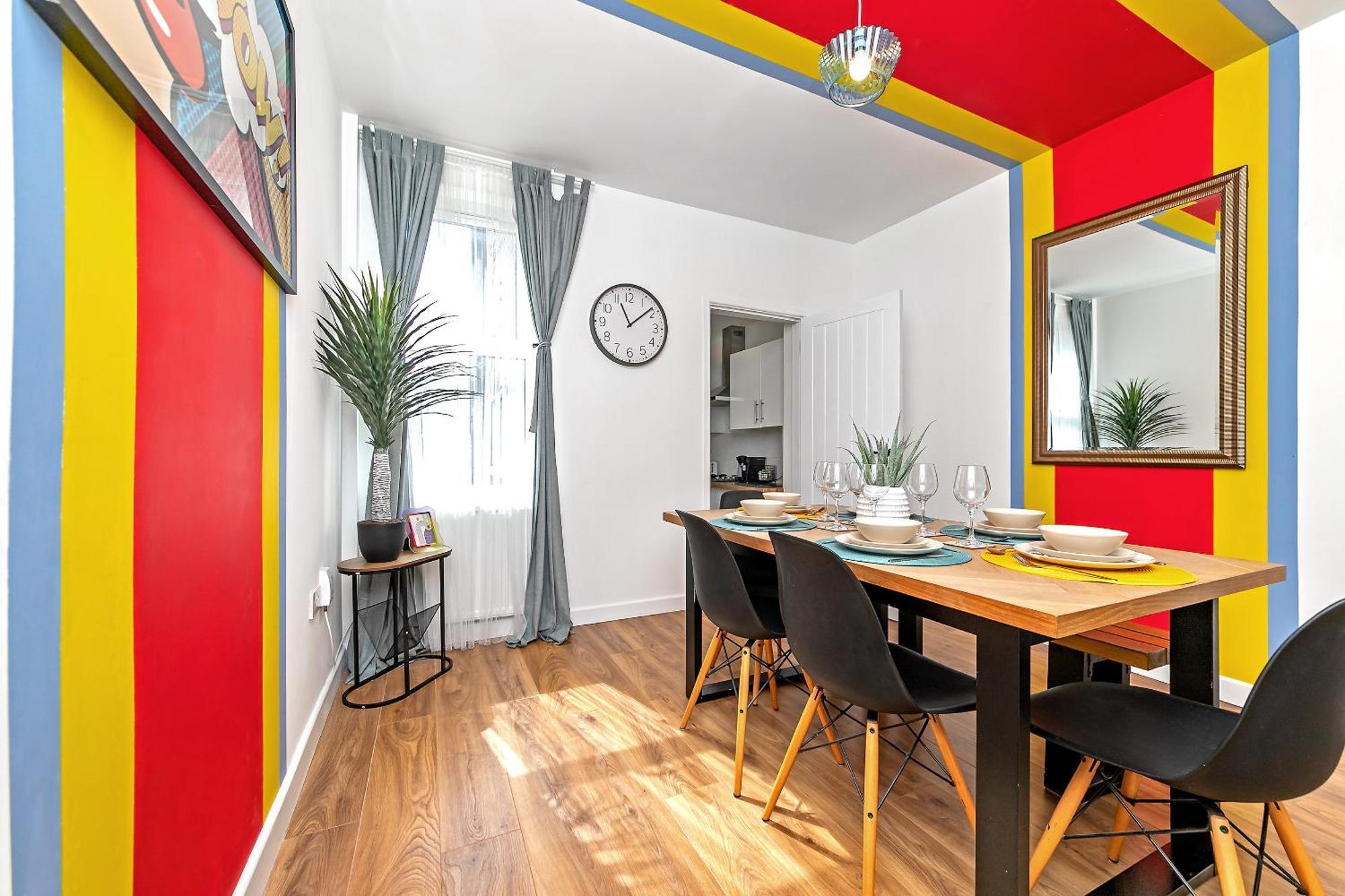 Holiday home Exclusive Town Centre Home, Free Parking, Walk To Train Station, Near Airport, Luxury Stay, Garden, Pop Art Decor *