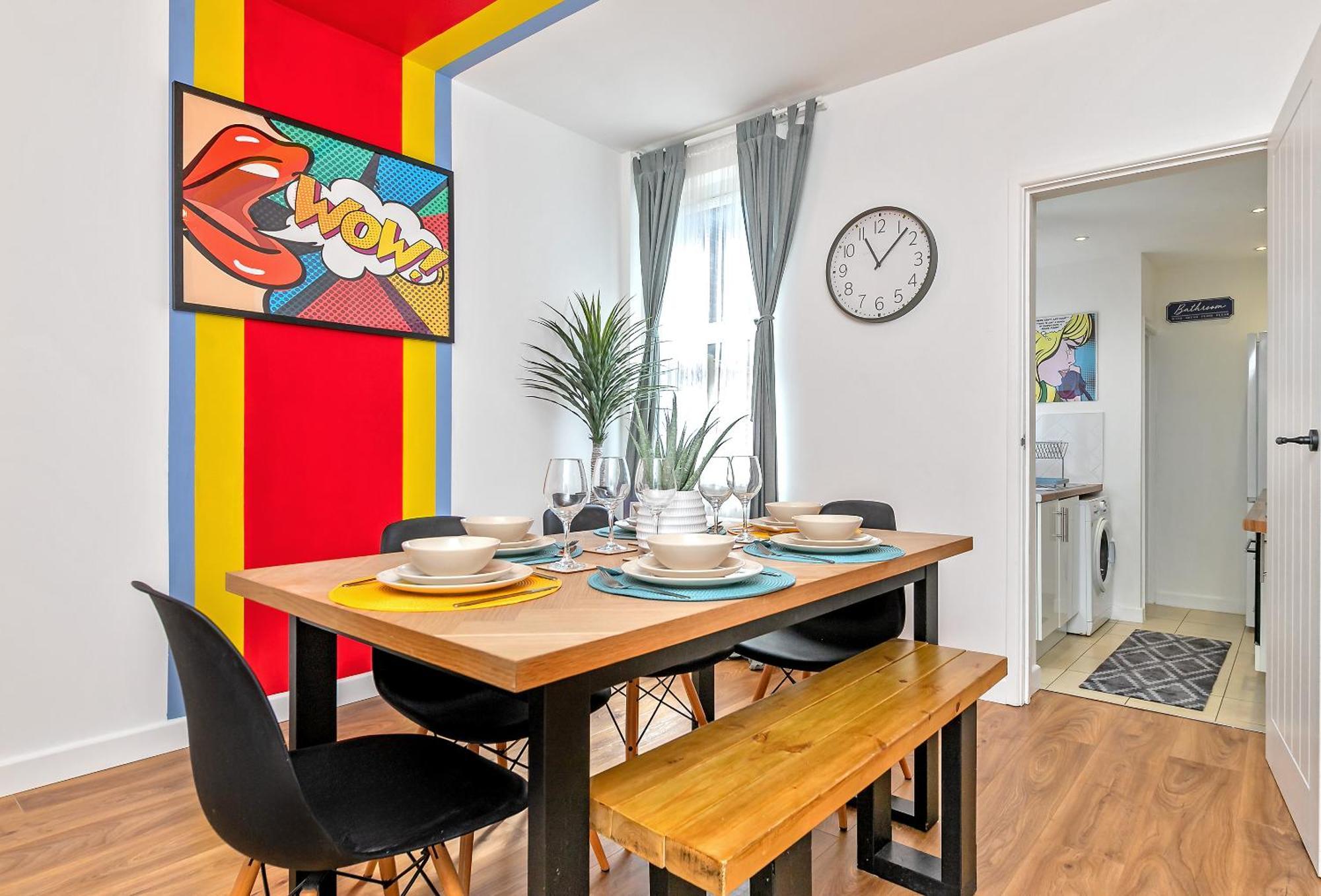 Exclusive Town Centre Home, Free Parking, Walk To Train Station, Near Airport, Luxury Stay, Garden, Pop Art Decor