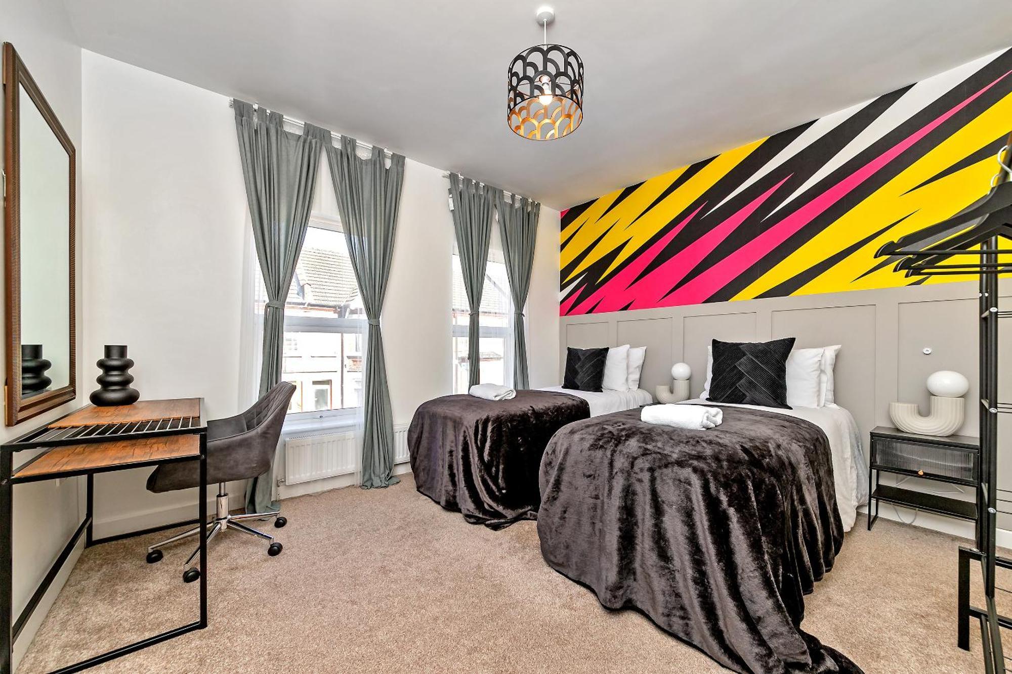 Holiday home Exclusive Town Centre Home, Free Parking, Walk To Train Station, Near Airport, Luxury Stay, Garden, Pop Art Decor