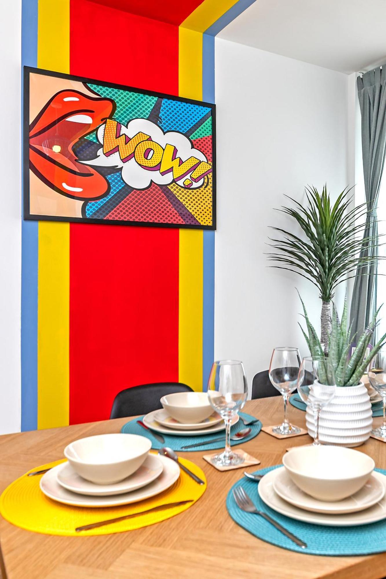Exclusive Town Centre Home, Free Parking, Walk To Train Station, Near Airport, Luxury Stay, Garden, Pop Art Decor Holiday home *