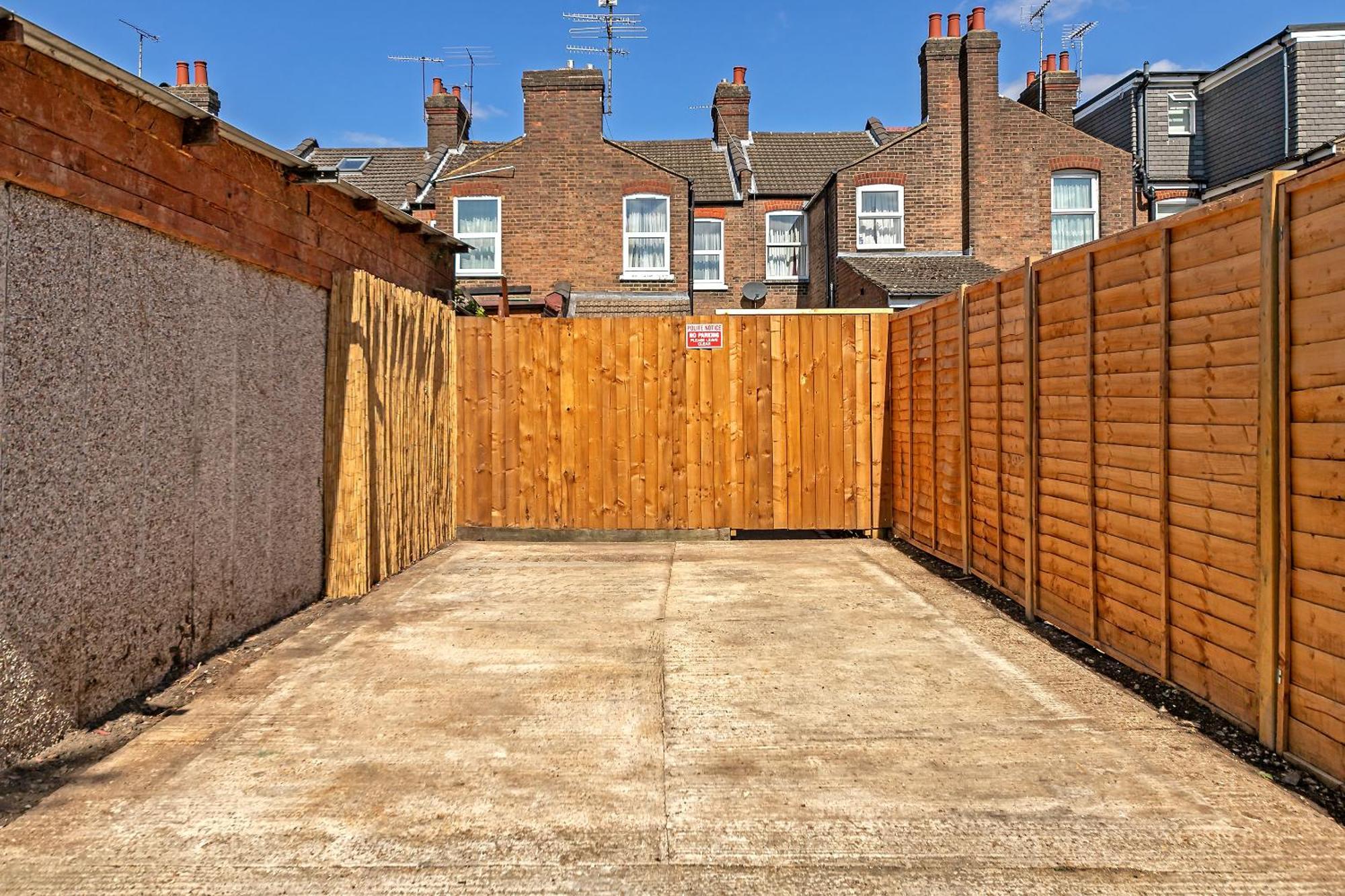 Exclusive Town Centre Home, Free Parking, Walk To Train Station, Near Airport, Luxury Stay, Garden, Pop Art Decor *