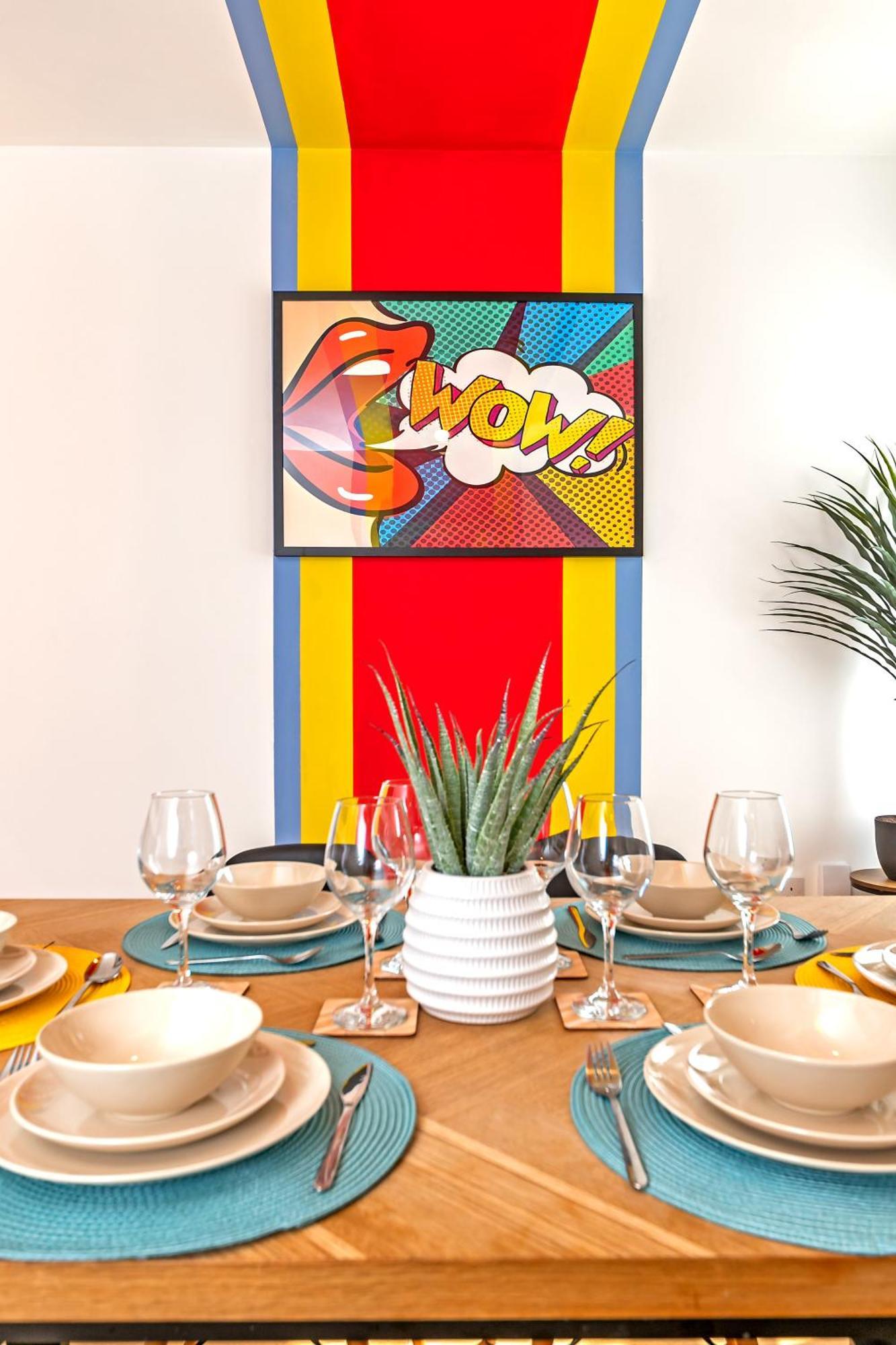 Exclusive Town Centre Home, Free Parking, Walk To Train Station, Near Airport, Luxury Stay, Garden, Pop Art Decor Luton (Bedfordshire)
