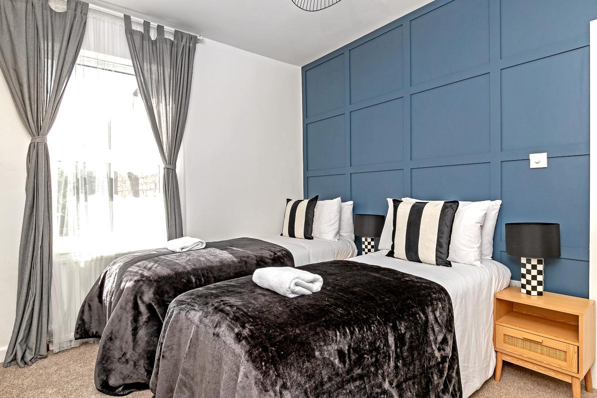 Exclusive Town Centre Home, Free Parking, Walk To Train Station, Near Airport, Luxury Stay, Garden, Pop Art Decor Luton (Bedfordshire)