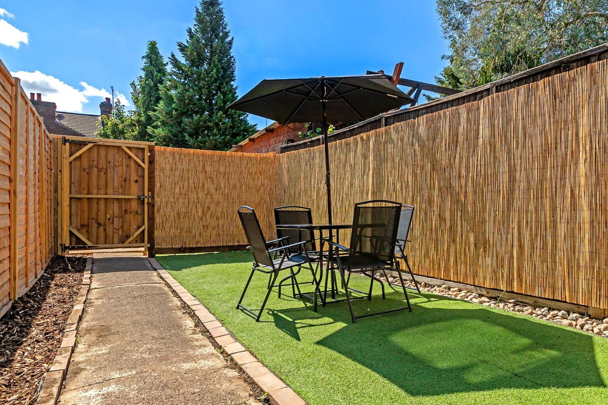 Exclusive Town Centre Home, Free Parking, Walk To Train Station, Near Airport, Luxury Stay, Garden, Pop Art Decor Luton (Bedfordshire)