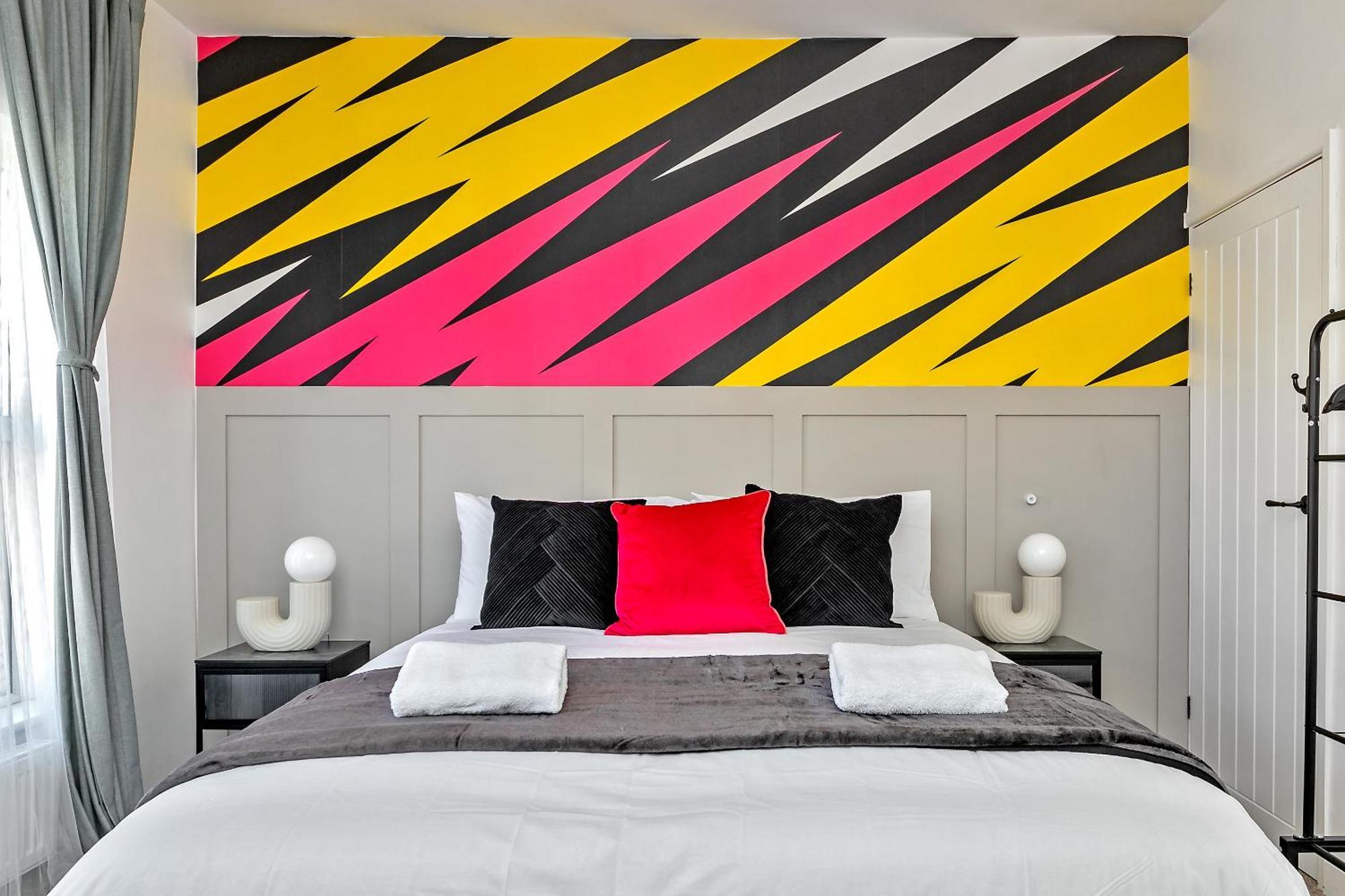 Exclusive Town Centre Home, Free Parking, Walk To Train Station, Near Airport, Luxury Stay, Garden, Pop Art Decor