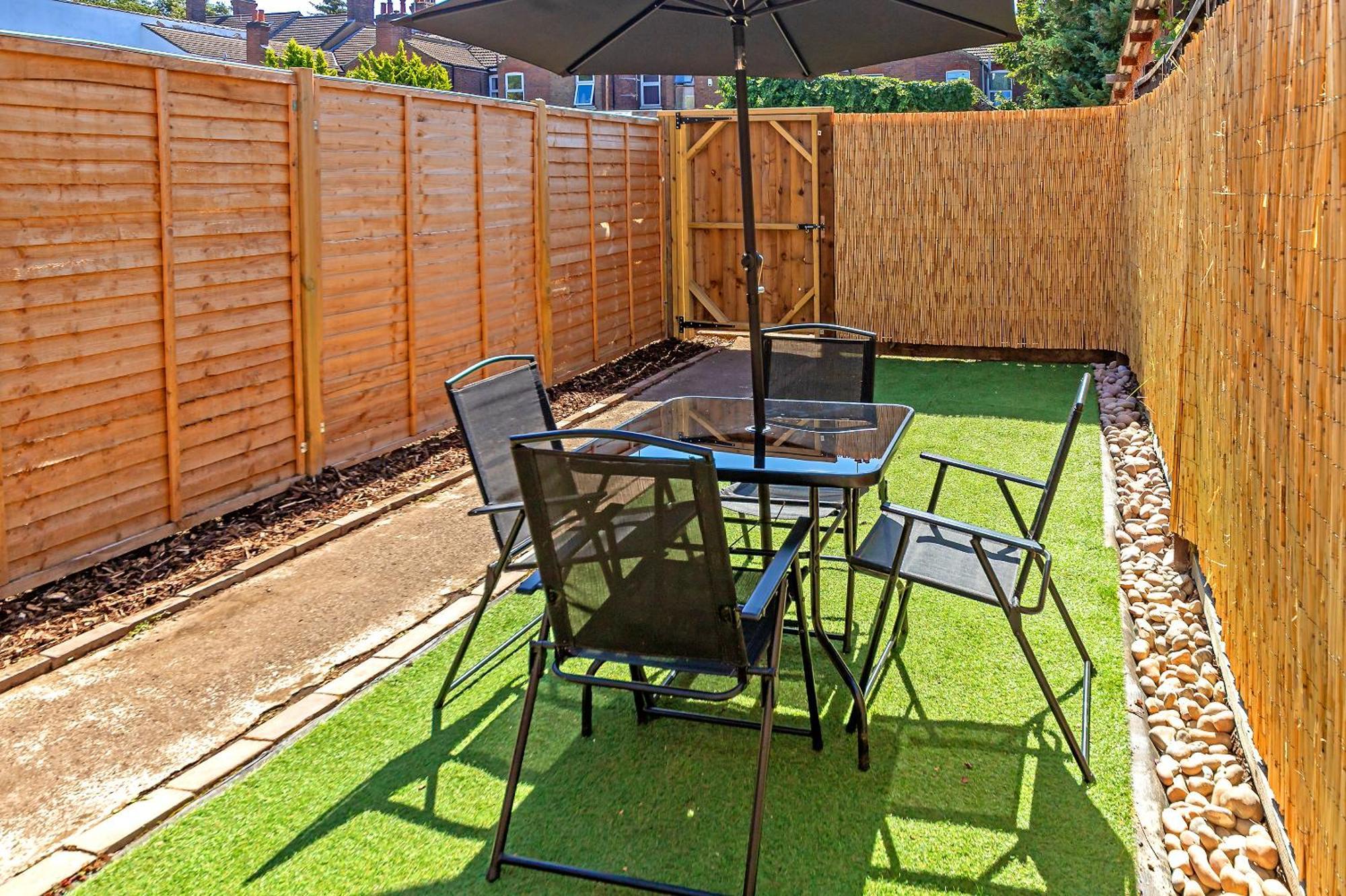 Exclusive Town Centre Home, Free Parking, Walk To Train Station, Near Airport, Luxury Stay, Garden, Pop Art Decor *