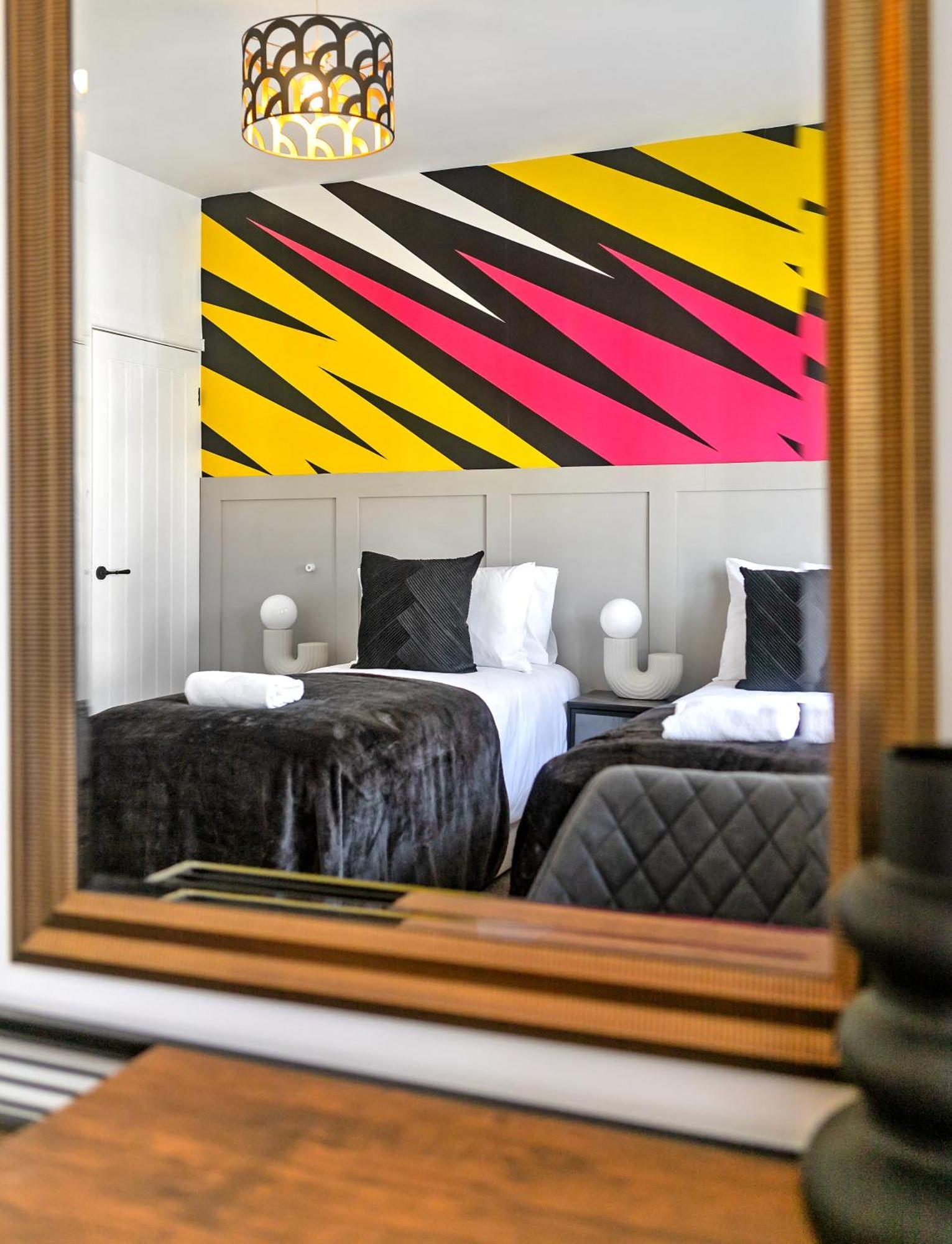 Exclusive Town Centre Home, Free Parking, Walk To Train Station, Near Airport, Luxury Stay, Garden, Pop Art Decor