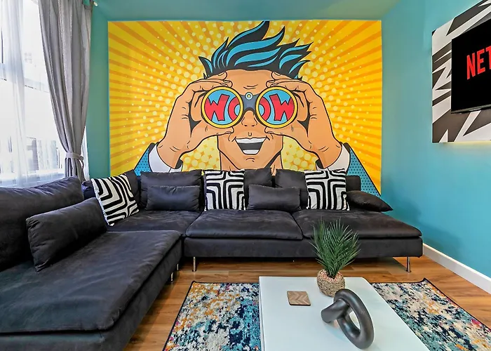 Exclusive Town Centre Home, Free Parking, Walk To Train Station, Near Airport, Luxury Stay, Garden, Pop Art Decor