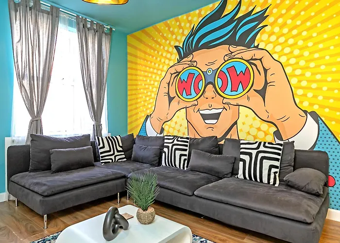 Exclusive Town Centre Home, Free Parking, Walk To Train Station, Near Airport, Luxury Stay, Garden, Pop Art Decor