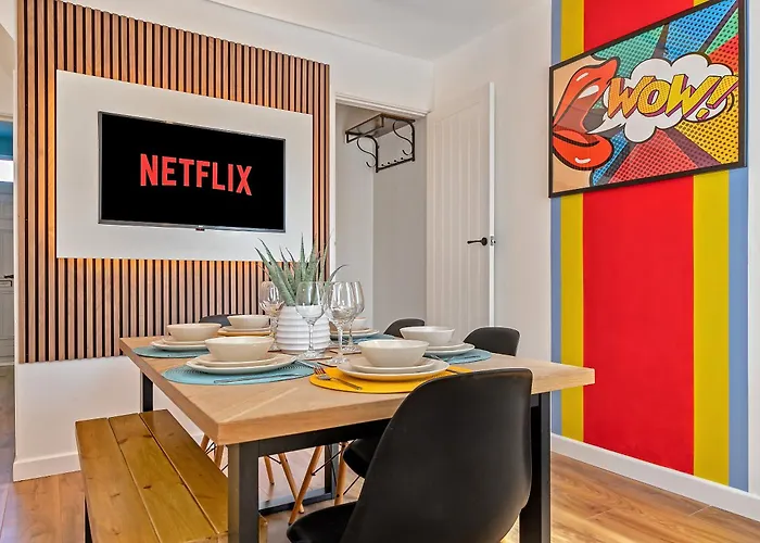 Exclusive Town Centre Home, Free Parking, Walk To Train Station, Near Airport, Luxury Stay, Garden, Pop Art Decor