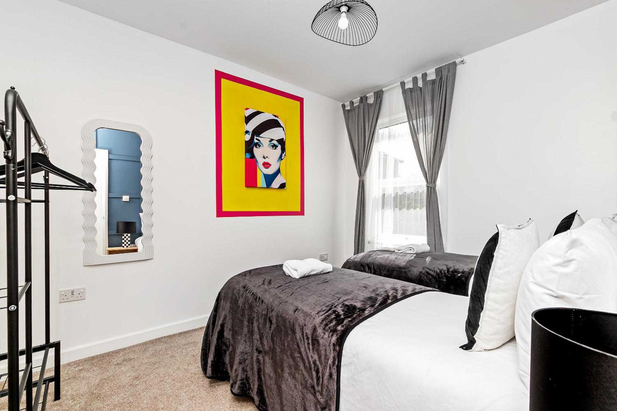 Ferienhaus Exclusive Town Centre Home, Free Parking, Walk To Train Station, Near Airport, Luxury Stay, Garden, Pop Art Decor *