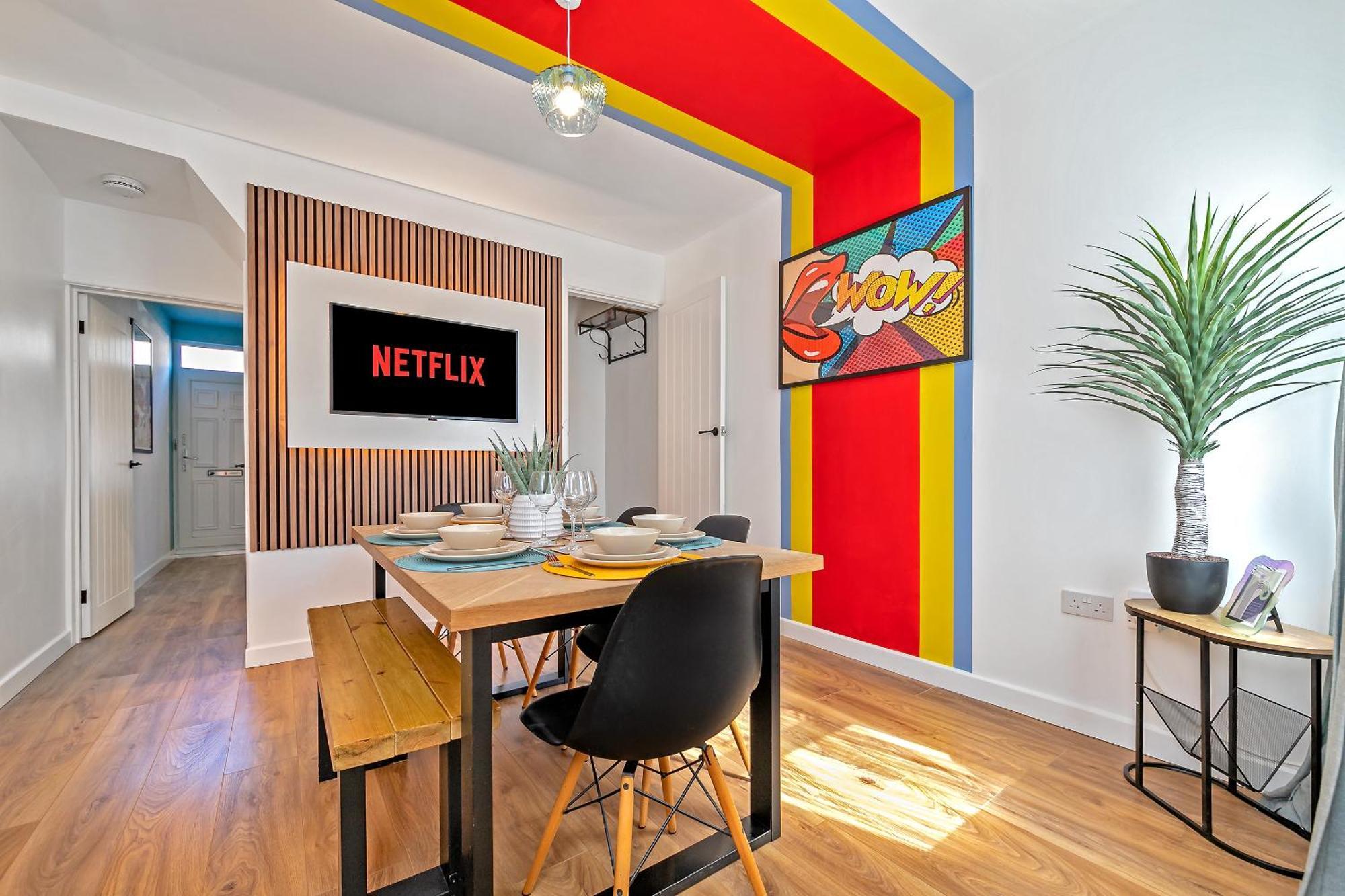 Ferienhaus Exclusive Town Centre Home, Free Parking, Walk To Train Station, Near Airport, Luxury Stay, Garden, Pop Art Decor