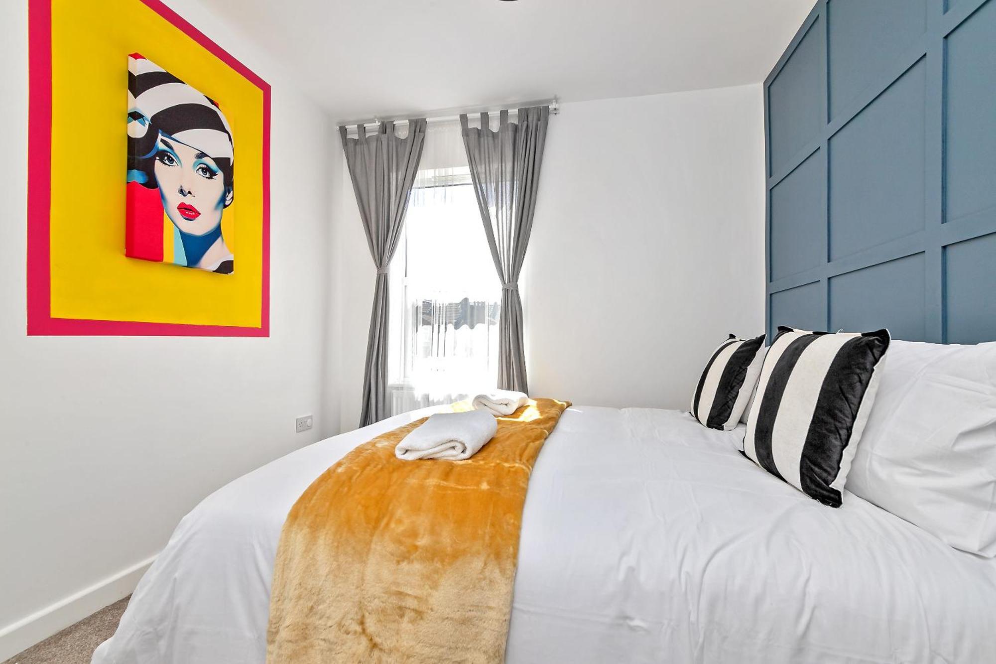Ferienhaus Exclusive Town Centre Home, Free Parking, Walk To Train Station, Near Airport, Luxury Stay, Garden, Pop Art Decor Luton (Bedfordshire)
