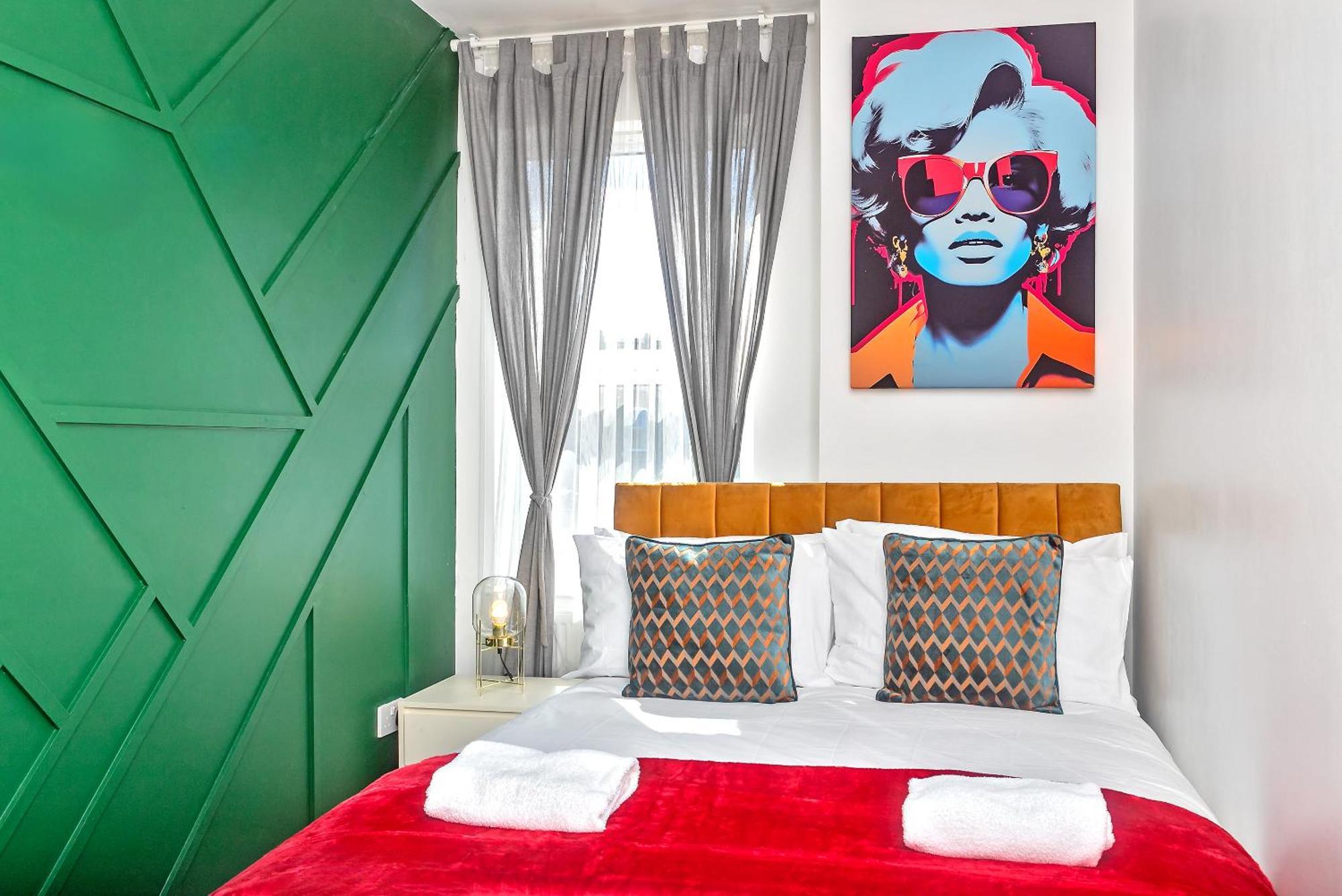 Ferienhaus Exclusive Town Centre Home, Free Parking, Walk To Train Station, Near Airport, Luxury Stay, Garden, Pop Art Decor