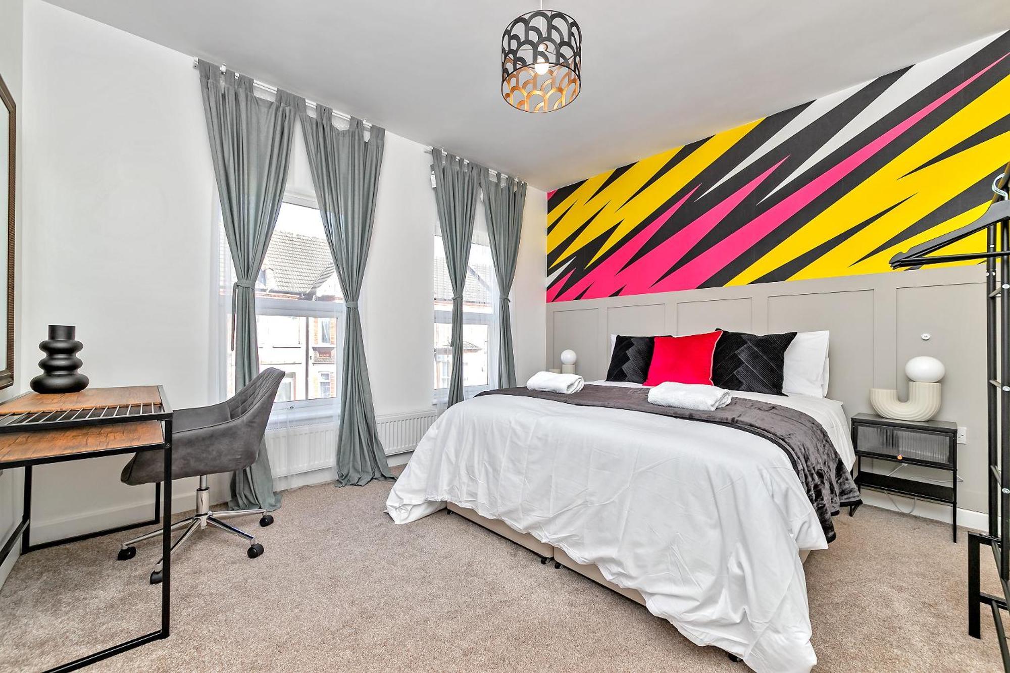 Exclusive Town Centre Home, Free Parking, Walk To Train Station, Near Airport, Luxury Stay, Garden, Pop Art Decor Ferienhaus Luton (Bedfordshire)
