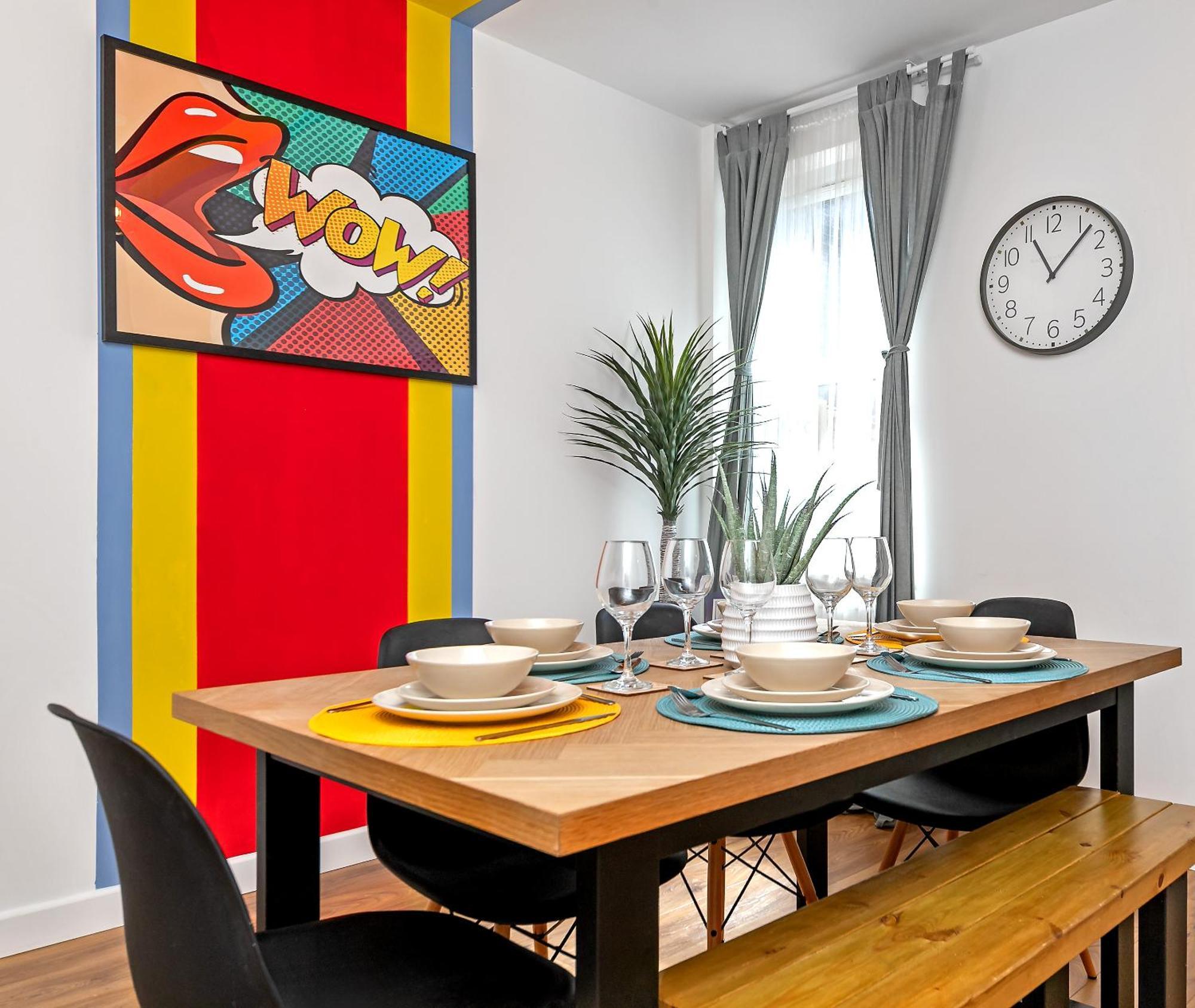 Exclusive Town Centre Home, Free Parking, Walk To Train Station, Near Airport, Luxury Stay, Garden, Pop Art Decor Ferienhaus *